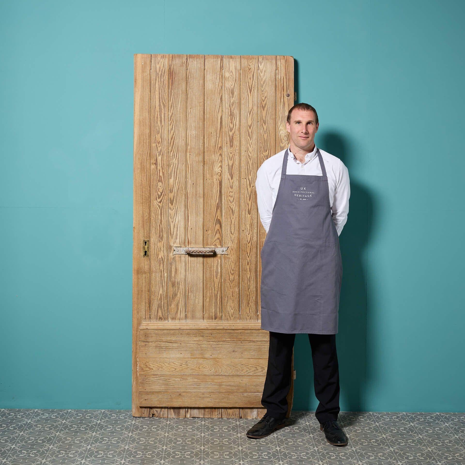 Une porte extérieure en pitch pine, lourde, solide et bien construite, originaire du milieu du 19e siècle en France.

Un élément de caractère pour n'importe quelle maison, cette porte antique a un aspect rustique, conçu avec des planches verticales