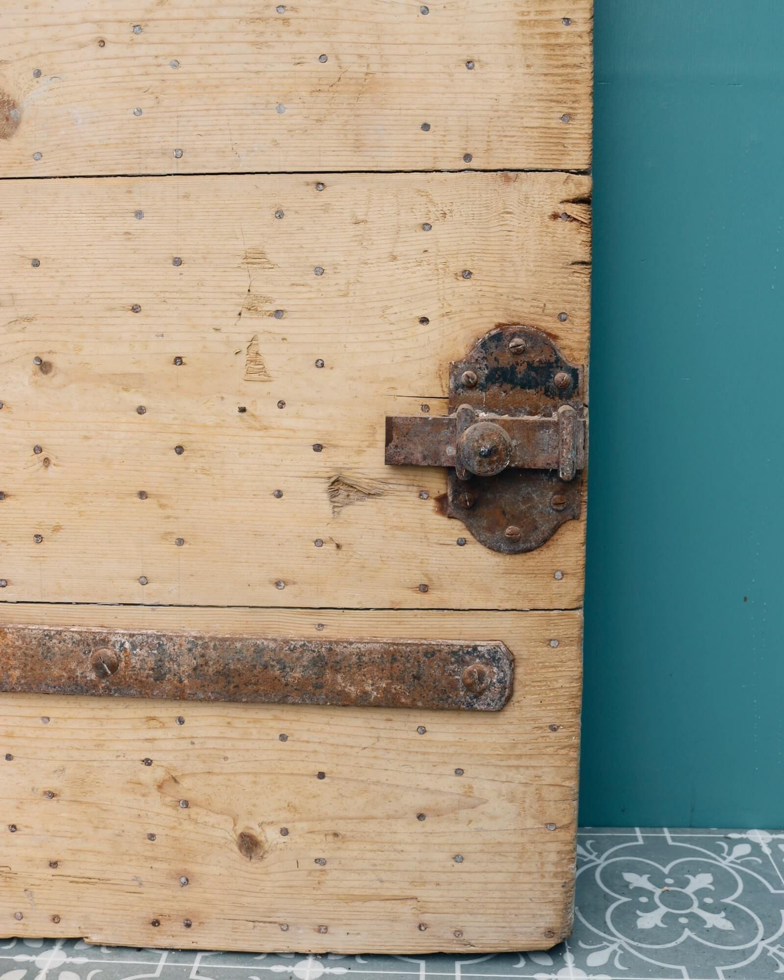 Antike französische Pechkiefer-Außentür (Holz) im Angebot