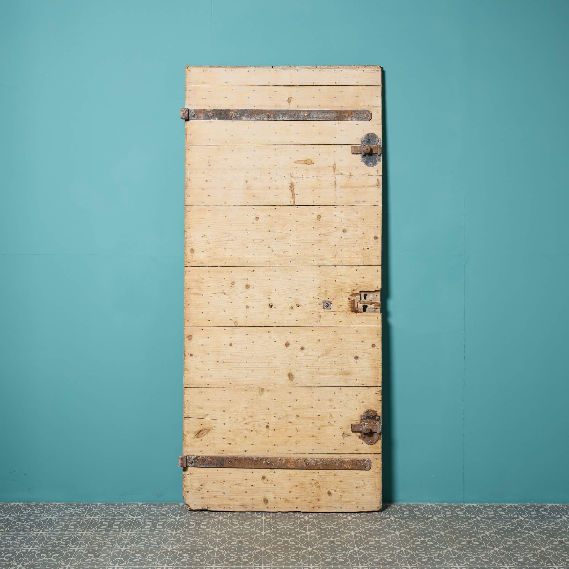Bois Porte extérieure française ancienne en pin piqué en vente