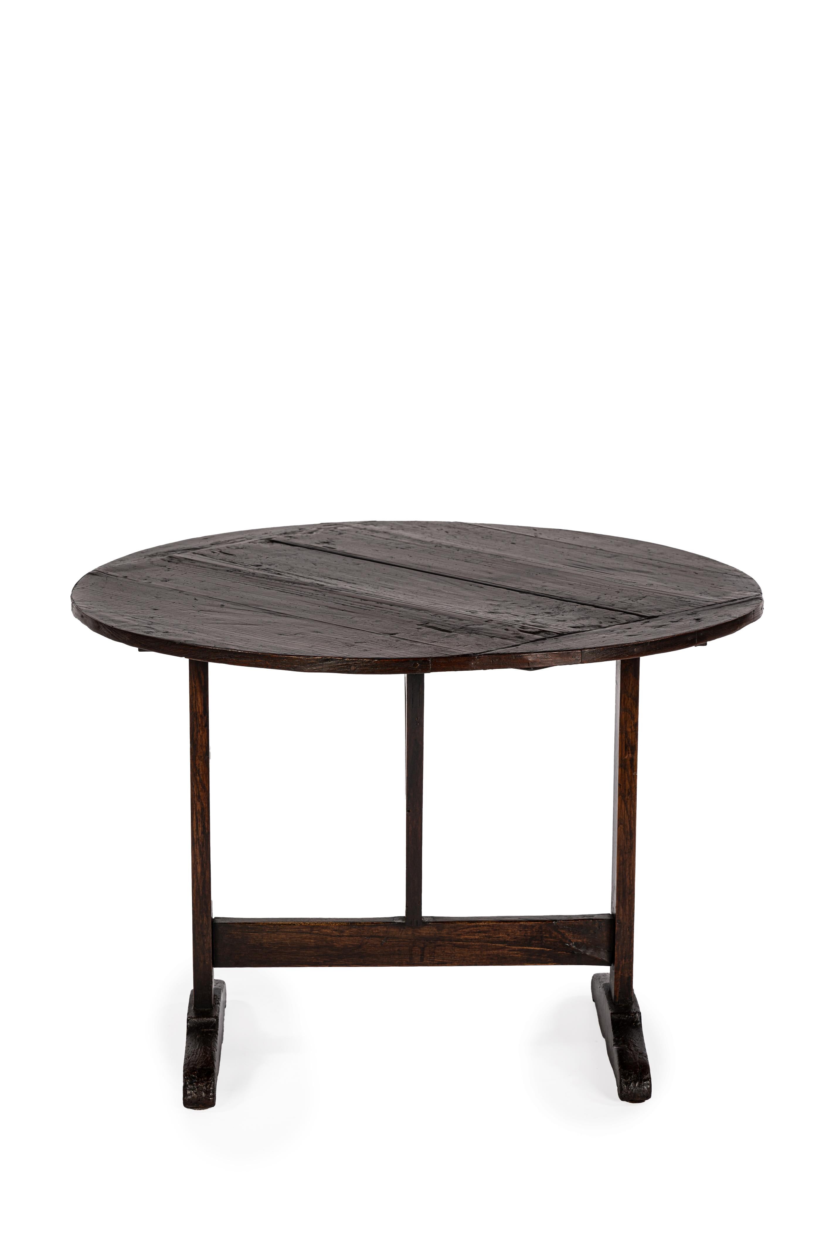 Français Table ronde d'appoint Vigneron ancienne en pitch-pin brun chaud