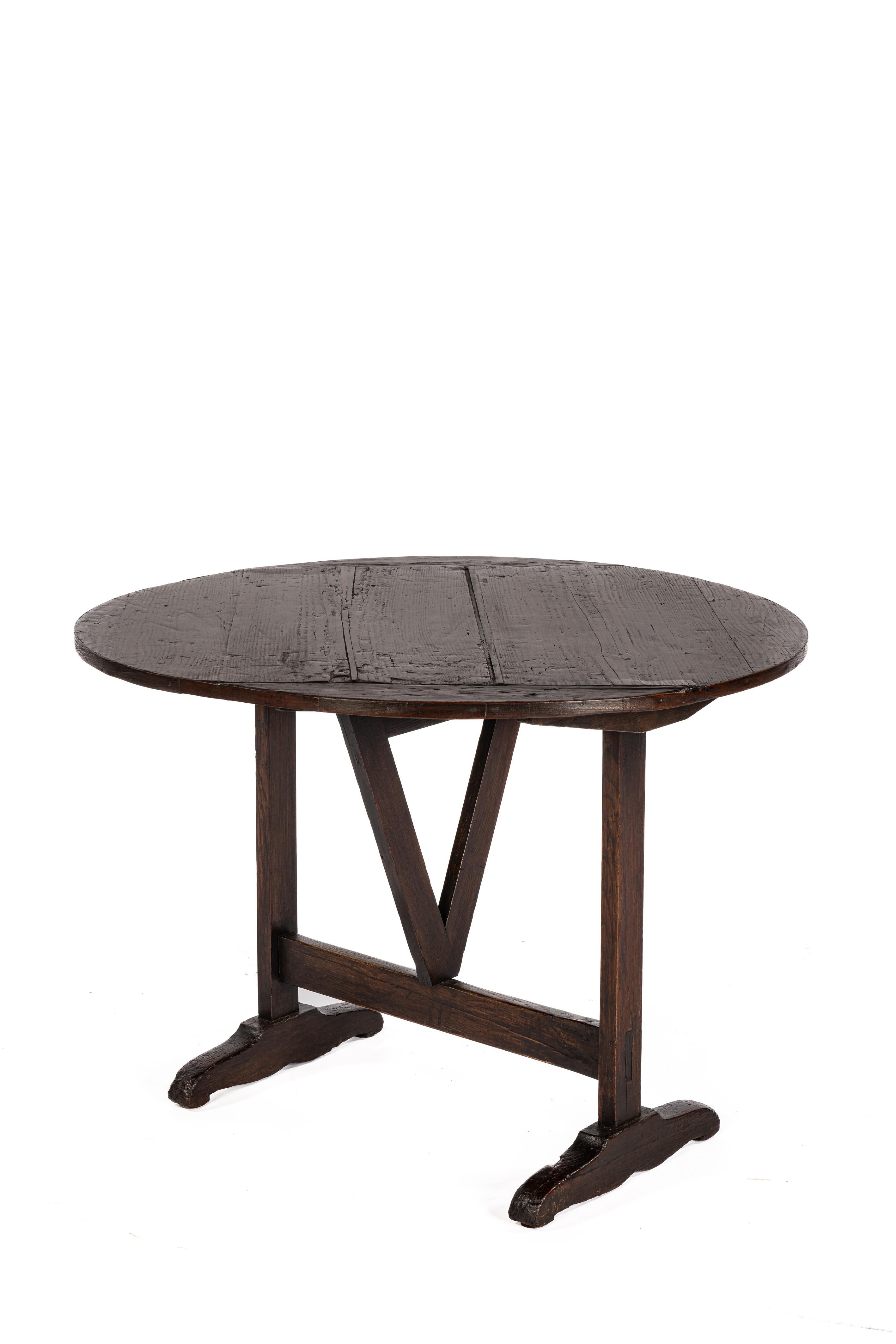 Poli Table ronde d'appoint Vigneron ancienne en pitch-pin brun chaud