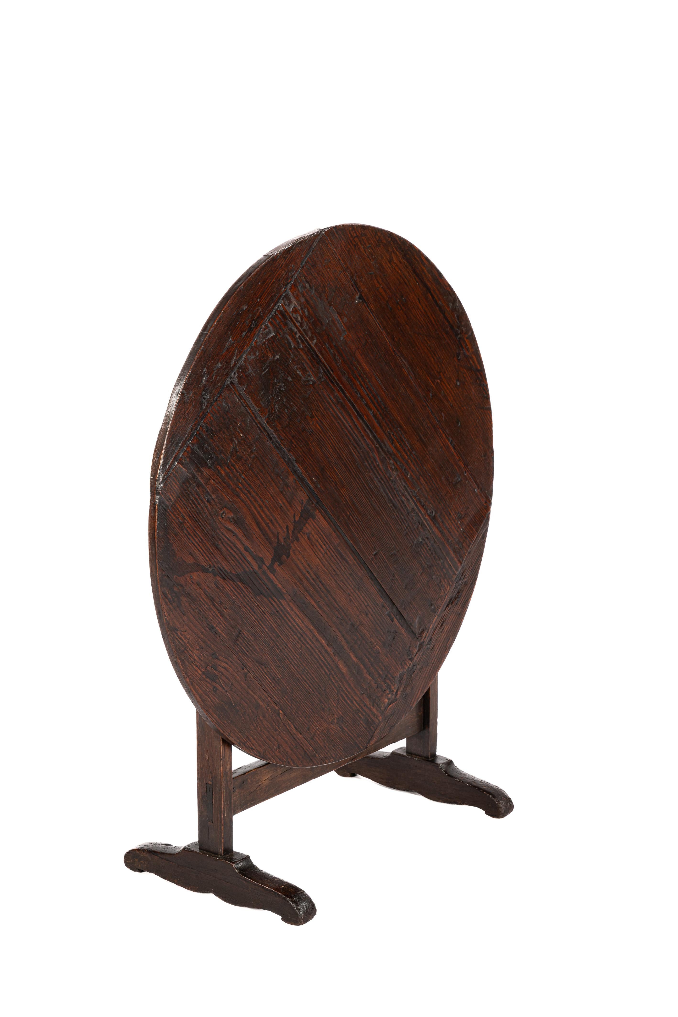XIXe siècle Table ronde d'appoint Vigneron ancienne en pitch-pin brun chaud