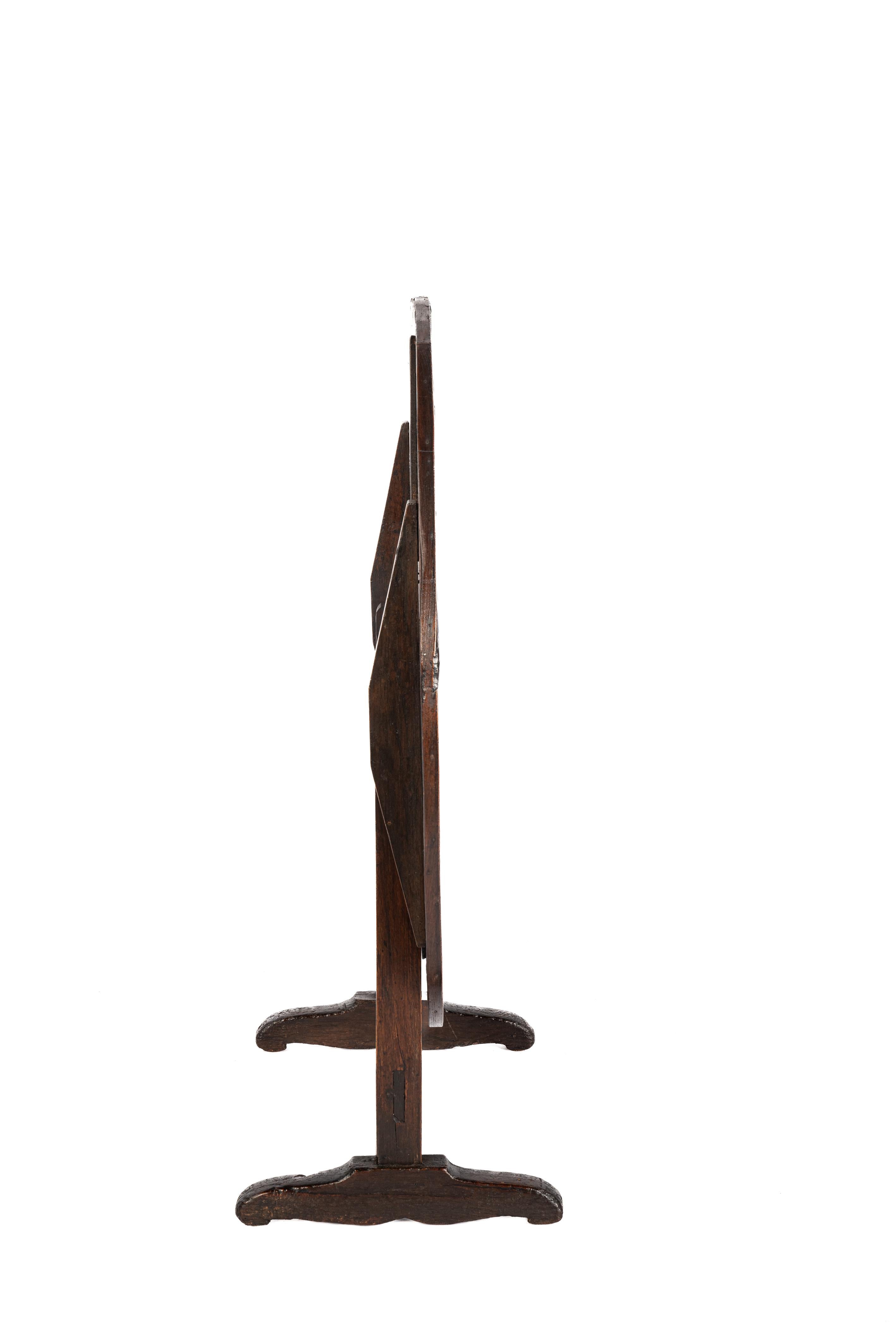 Pin Table ronde d'appoint Vigneron ancienne en pitch-pin brun chaud