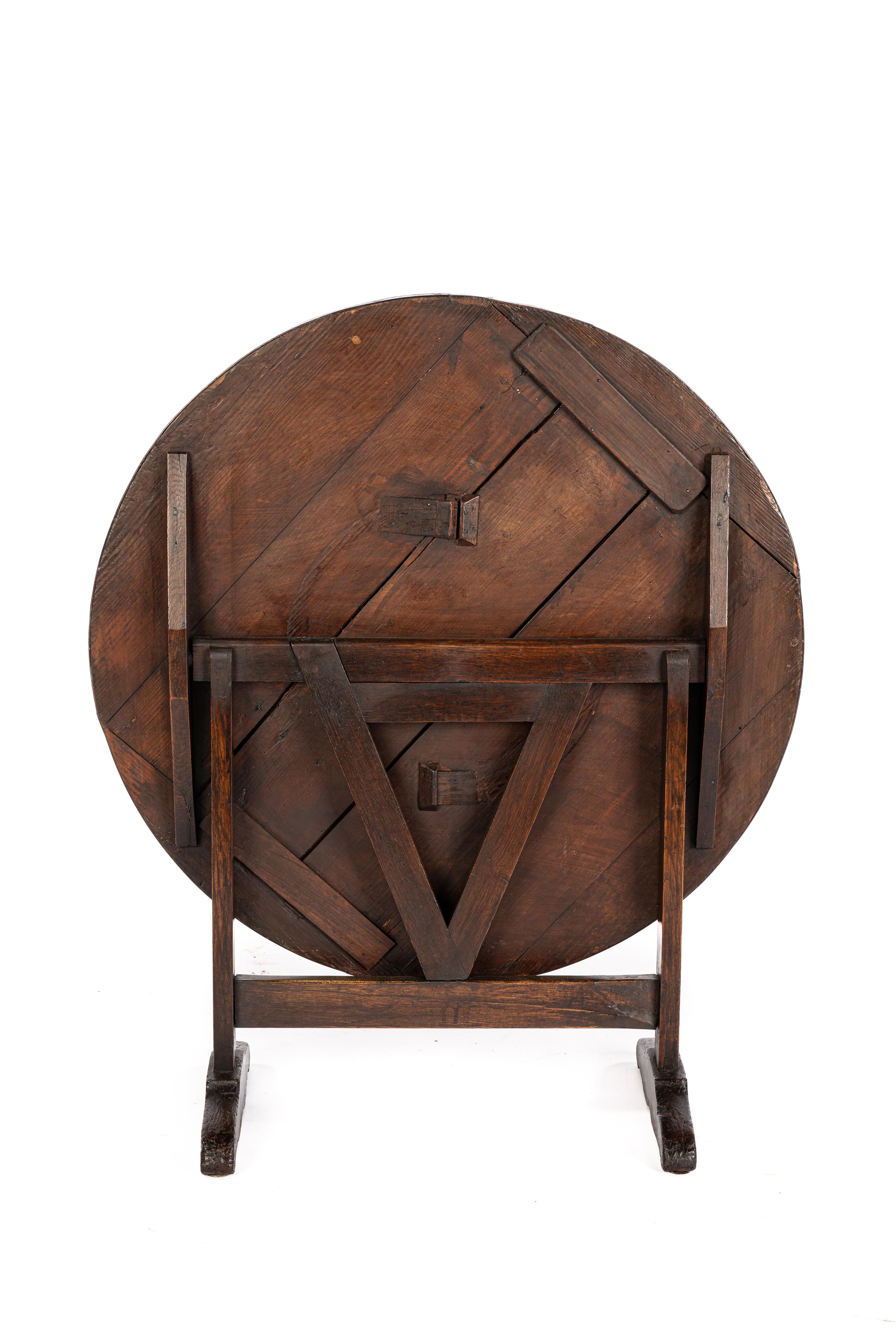 Table ronde d'appoint Vigneron ancienne en pitch-pin brun chaud 1