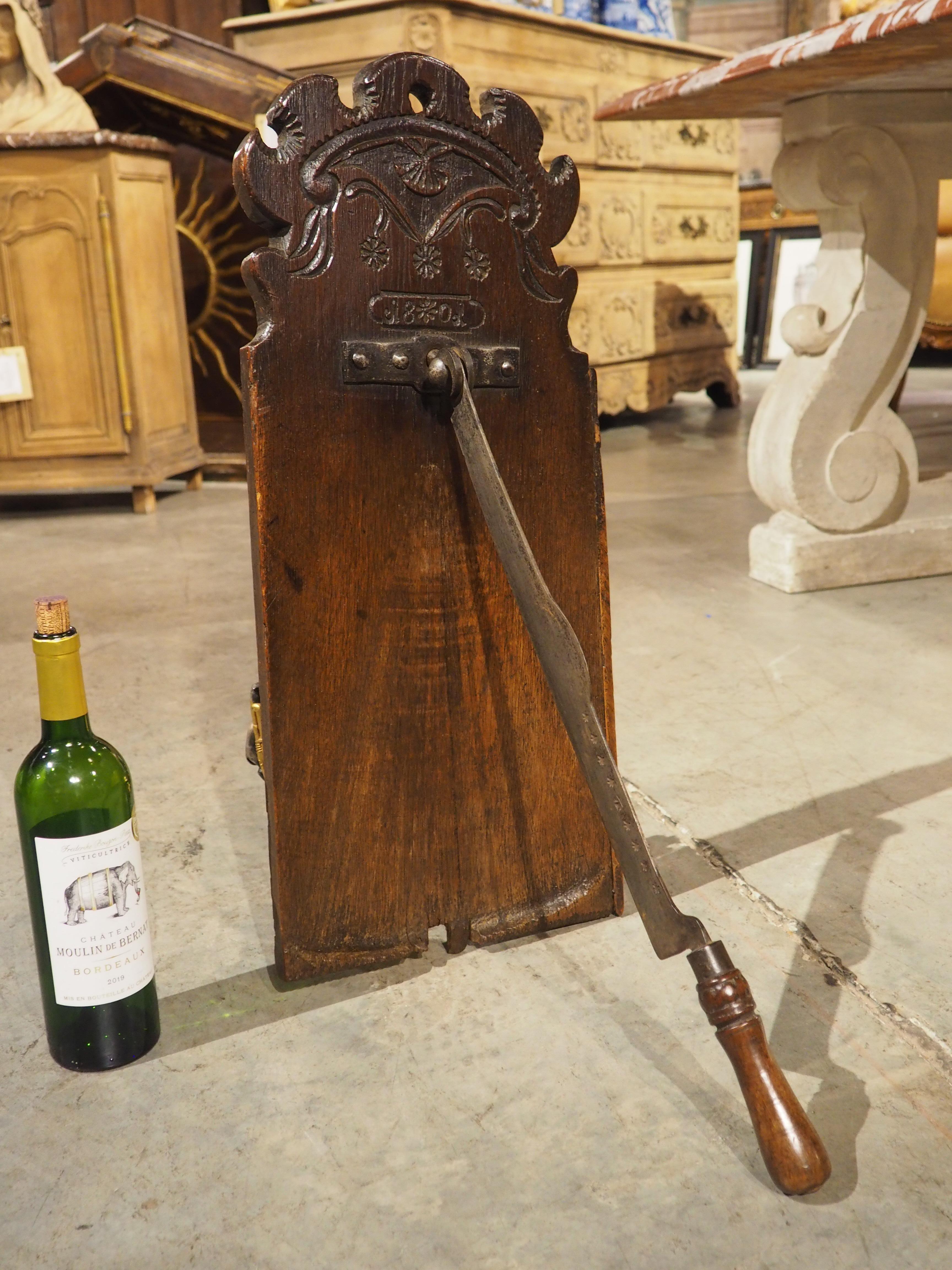 More information coming soon…

Known as a planche à Pain, this French bread cutting board still contains the original iron blade with wood handle.  Dated 1801.