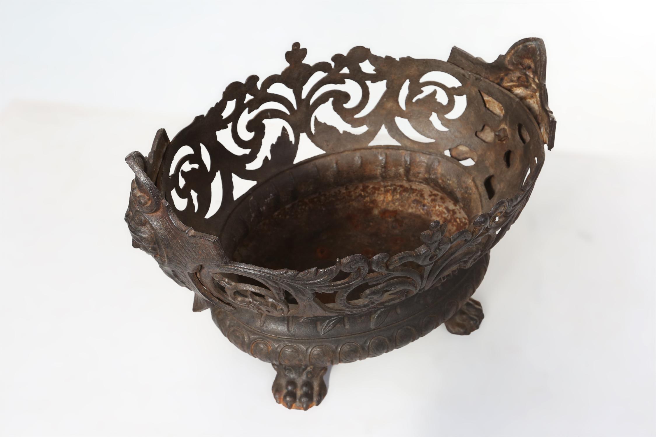 Antique French planter/jardinaire in cast iron, ca. 1850 For Sale 4