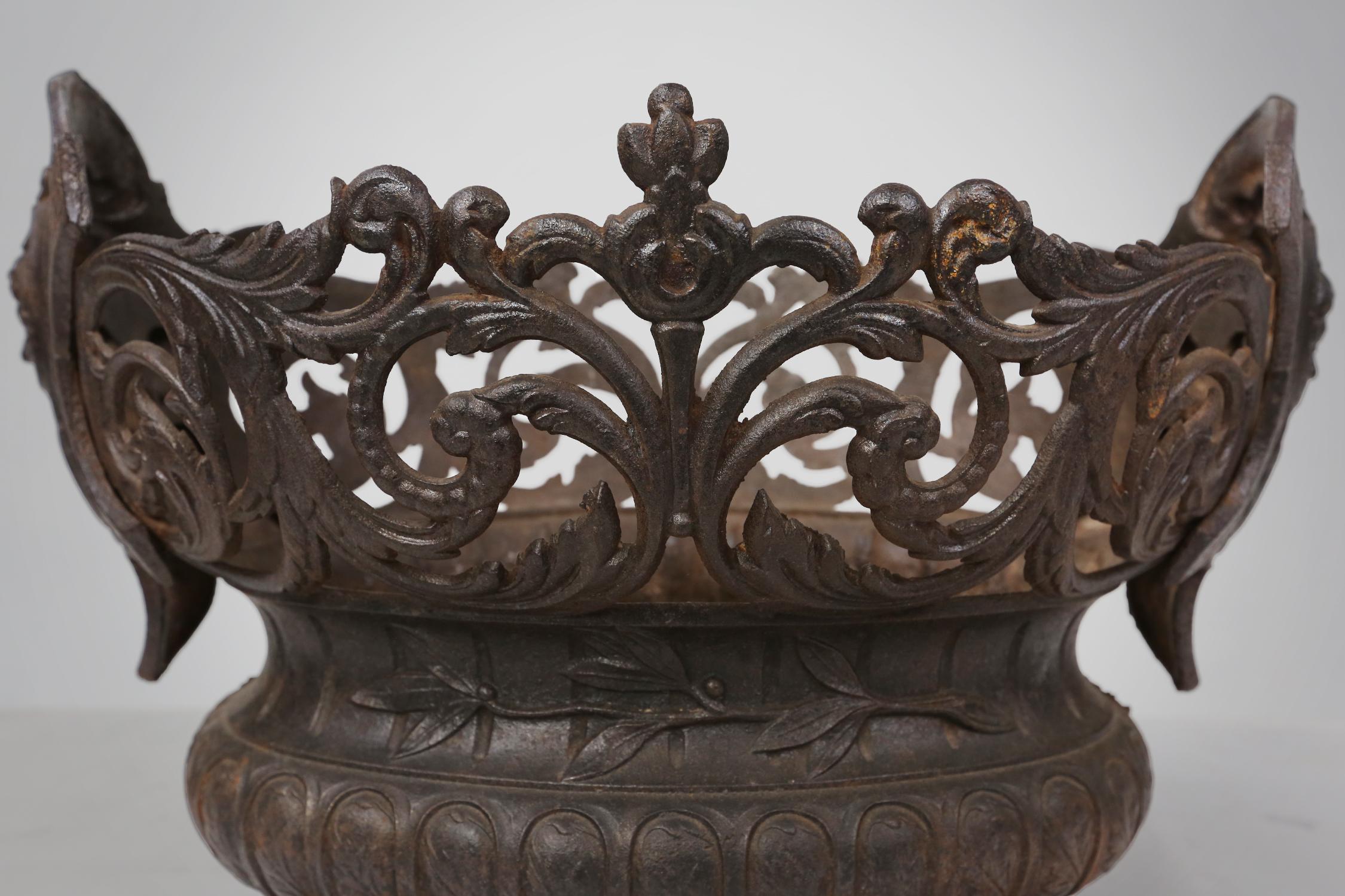 Antique French planter/jardinaire in cast iron, ca. 1850 For Sale 3