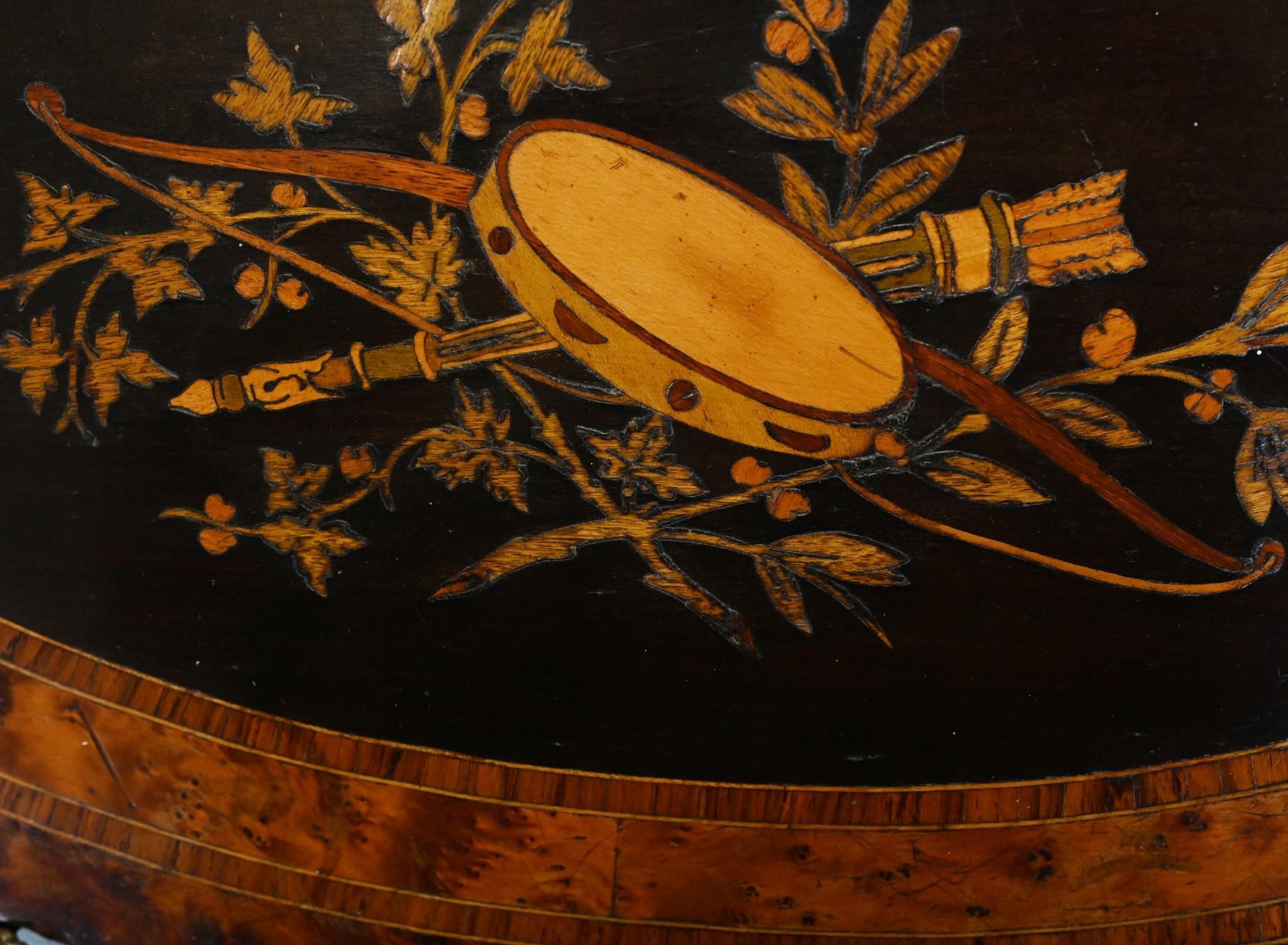 Elegant cache-pot français ancien ou table d'appoint
Fabriqué à la main en ébène et aboya avec incrustation sur le dessus.
Les luminaires en bronze doré sont d'origine.
Acheté à un marchand du Marche Biron sur les marchés d'antiquités de