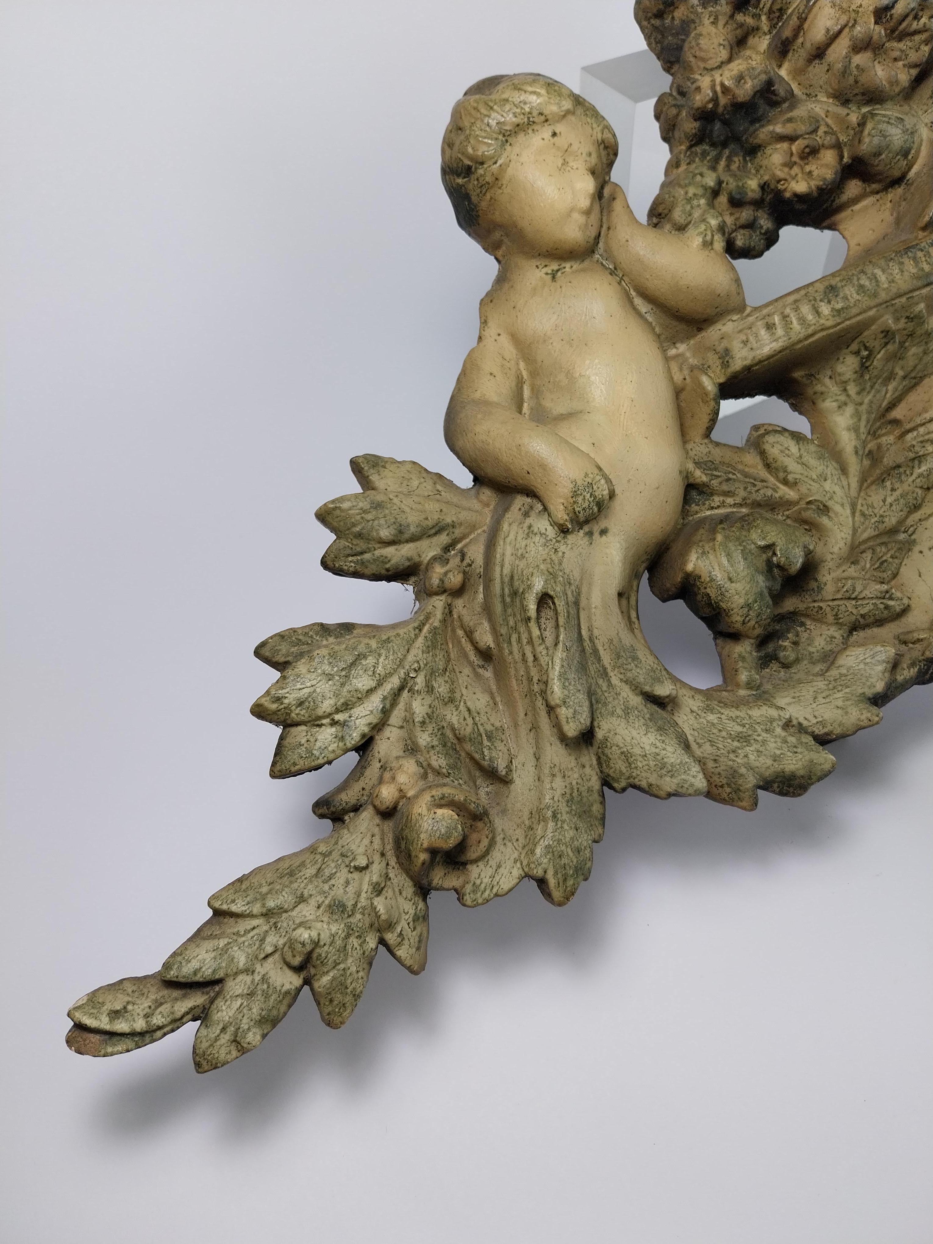 Antique french plaster top ornament with 2 putti In Good Condition For Sale In Zemst, BE
