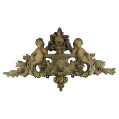 Ancien ornement français en plâtre avec 2 putti