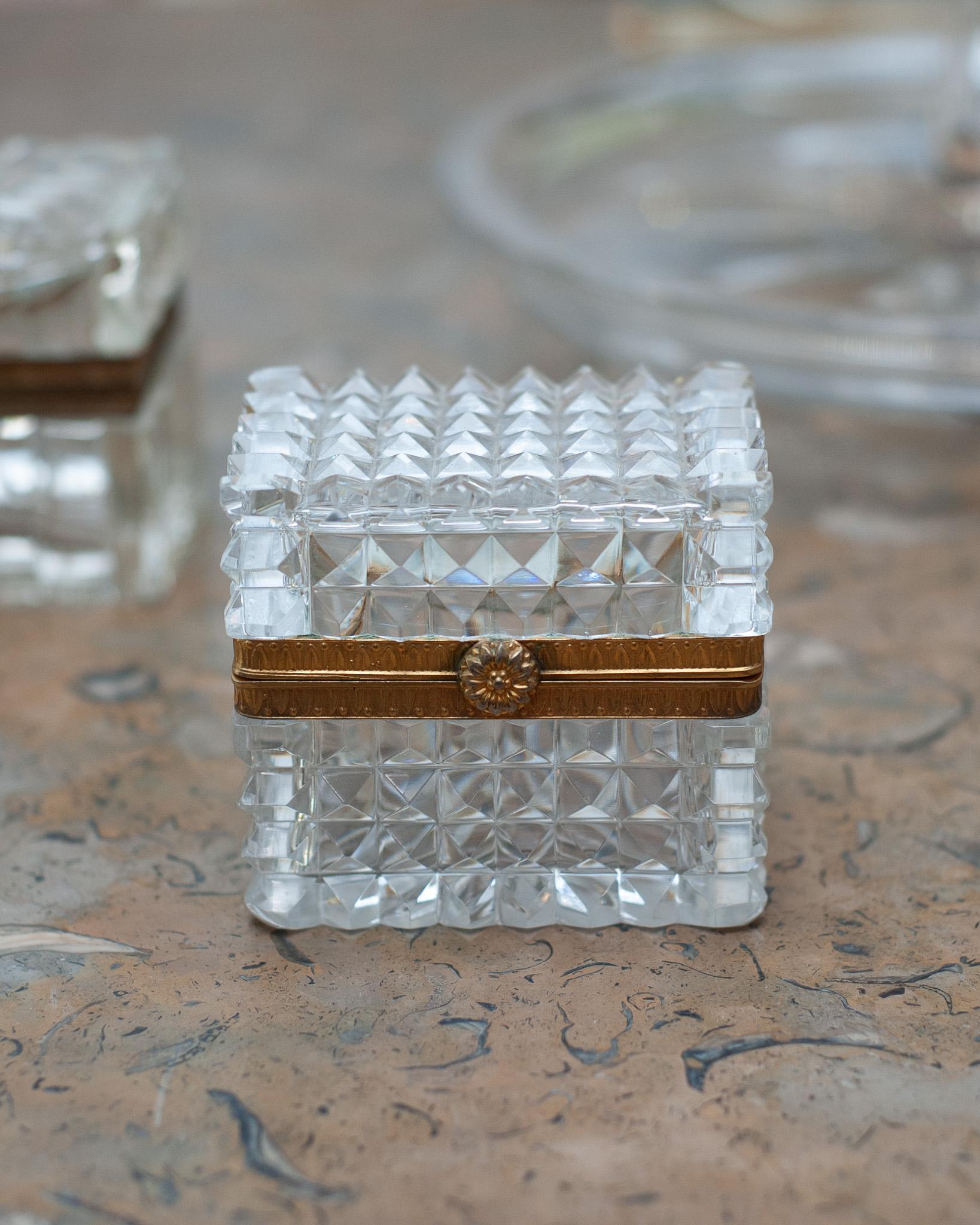 Cette boîte en bronze et cristal taillé en pointe fait sensation dans tous les espaces. Fabriquée en France au début des années 1900, cette pièce passe sans problème d'un intérieur moderne à un intérieur classique grâce à sa forme sophistiquée et à