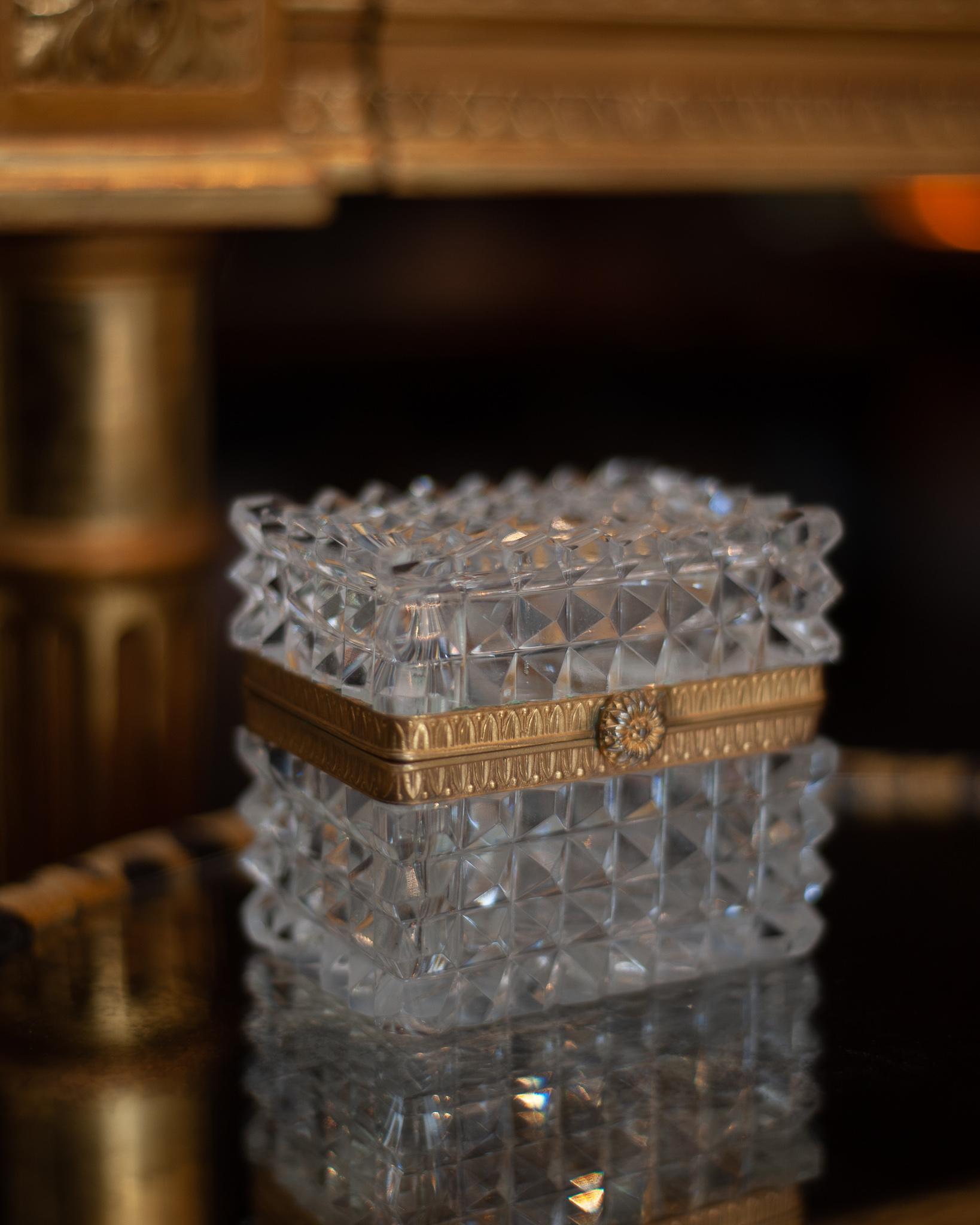 Français Boîte française d'antiquités en cristal taillé à la pointe avec montures en bronze en vente