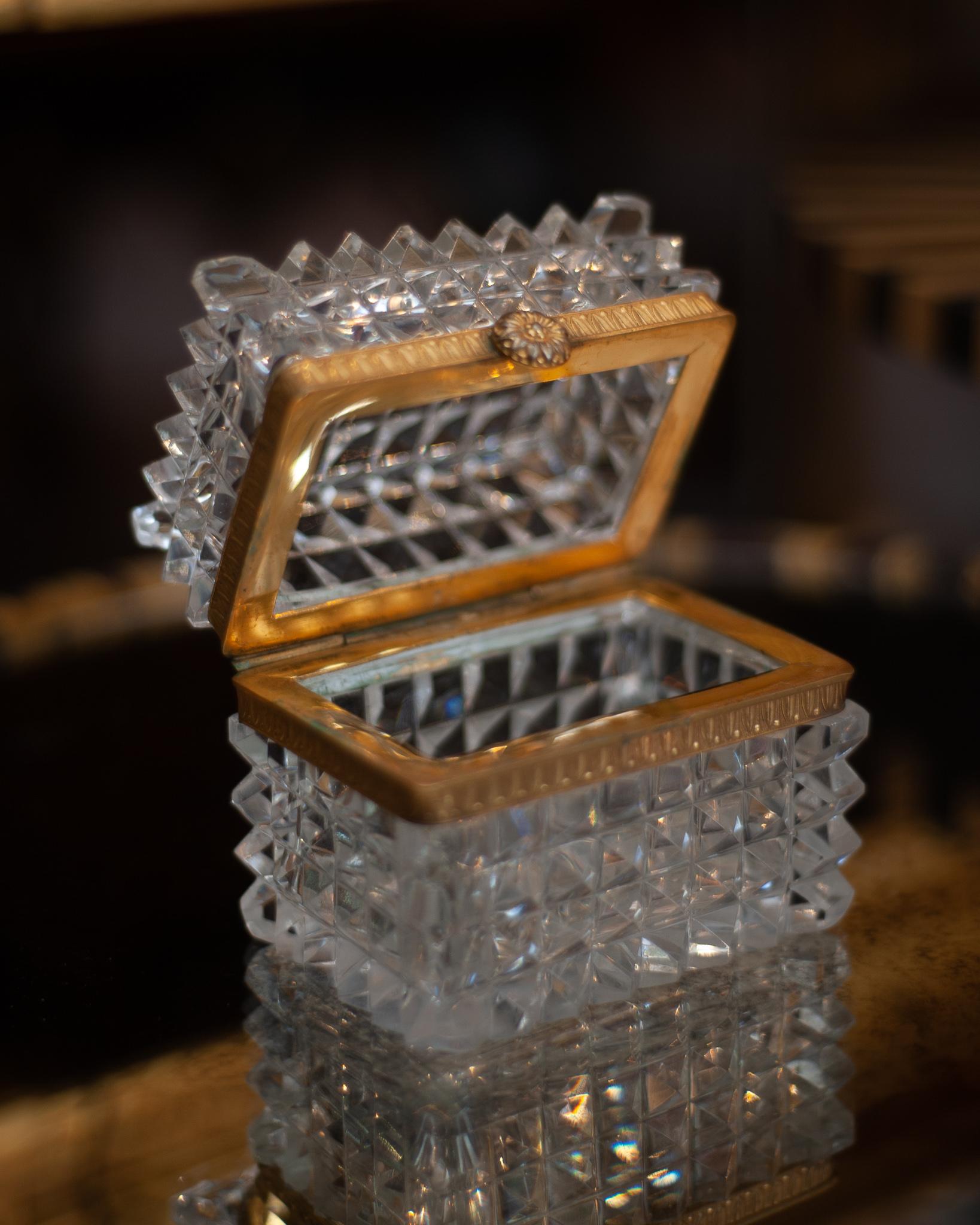 Boîte française d'antiquités en cristal taillé à la pointe avec montures en bronze Bon état - En vente à Toronto, ON