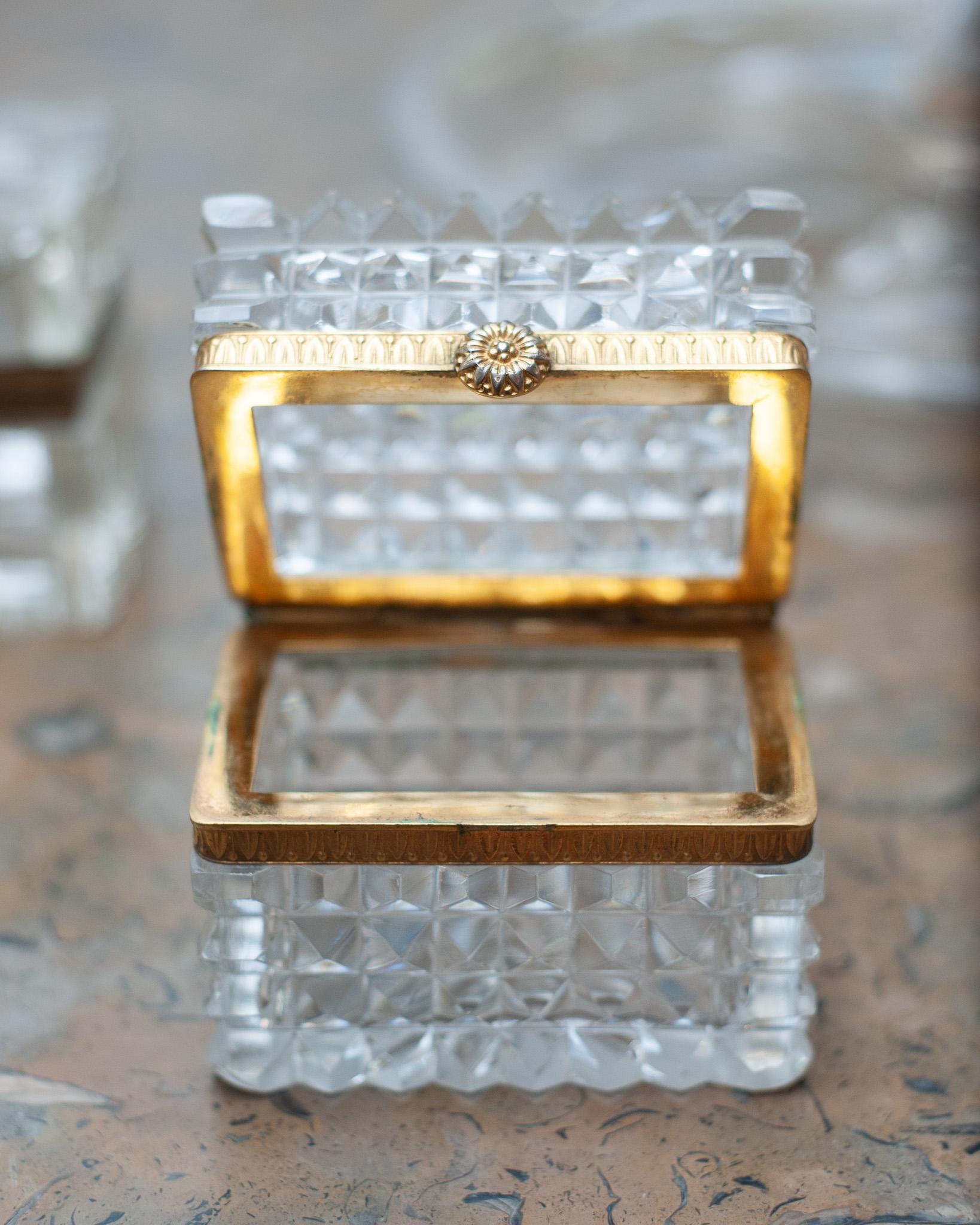 Ancienne boîte française en cristal taillé pointu avec montures en bronze Bon état - En vente à Toronto, ON