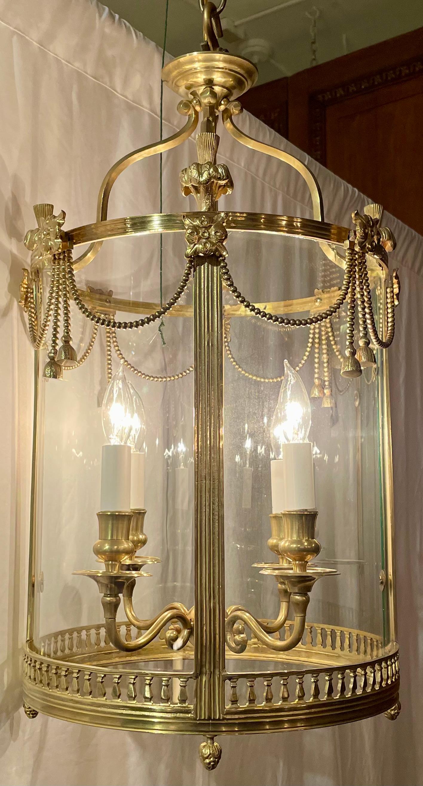 Fino farol francés antiguo de latón pulido y cristal curvado con cableado nuevo, circa 1920-1930.