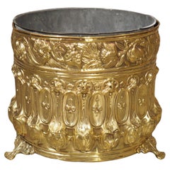 Jardiniere ancienne en laiton poli repoussé, Circa 1900