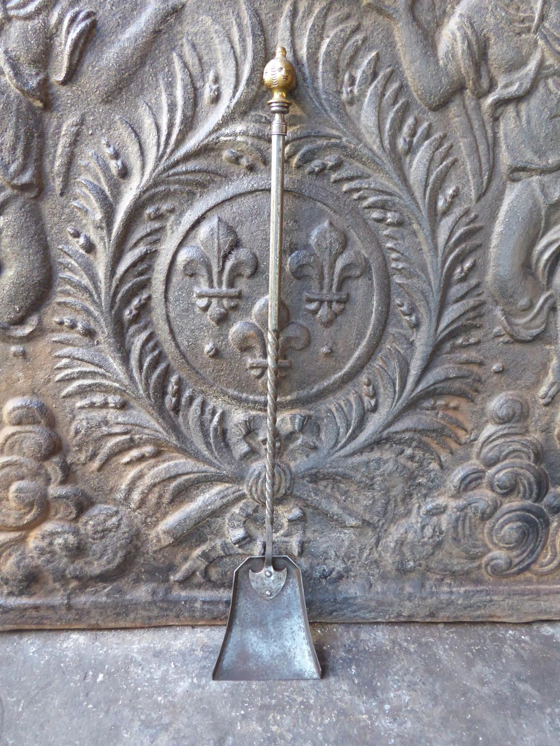18th - 19th century French neoclassical fireplace shovel made of polished steel. The shovel is in a good condition and is fully functional.