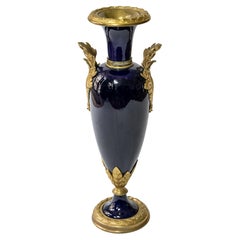 Antike französische Vase aus Porzellan in Kobaltblau und Bronze