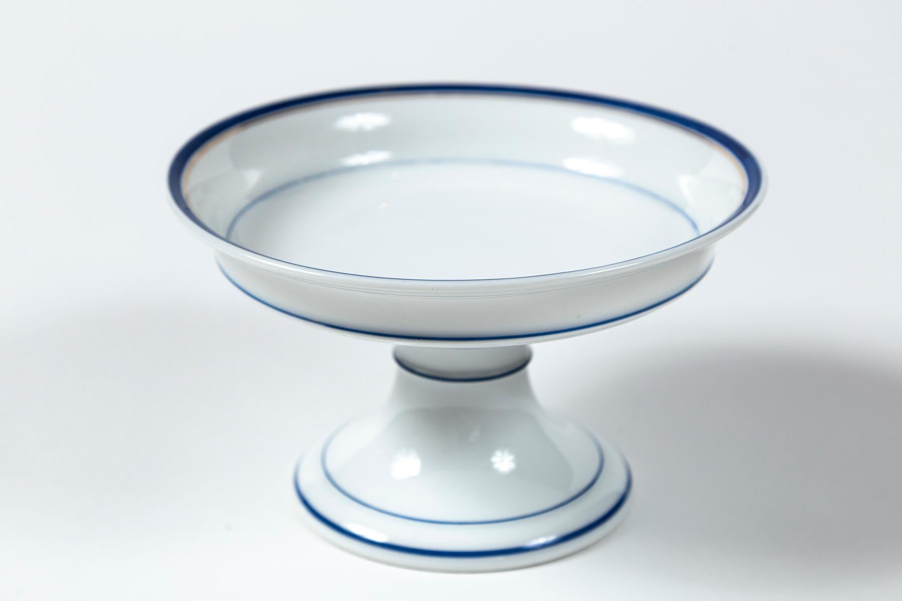 Compote ancienne en porcelaine française, Vieux Paris, fin du 19ème siècle. Contours de glaçure bleu cobalt sur fond blanc. Pièce de service pour compote de forme traditionnelle.