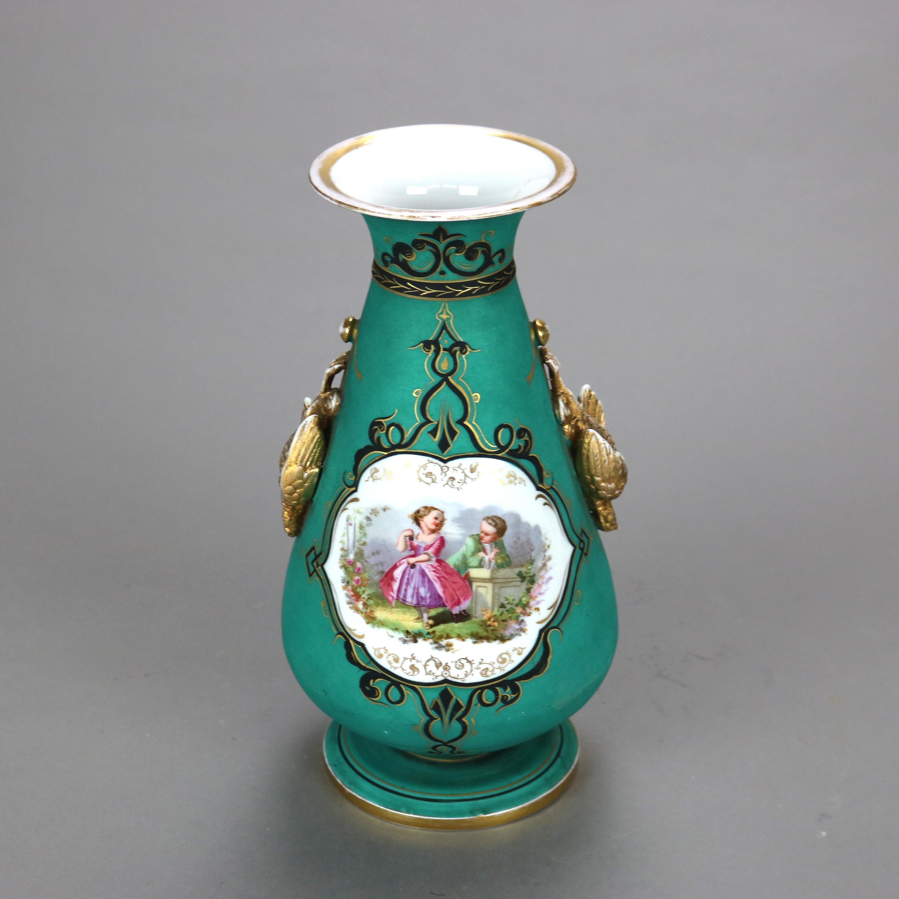 Antique French Porcelana Figurada y Dorada Jarrón Pintado a Mano con Escena de Género y Asas de Faisán c1890

Medidas - 10 1/4 