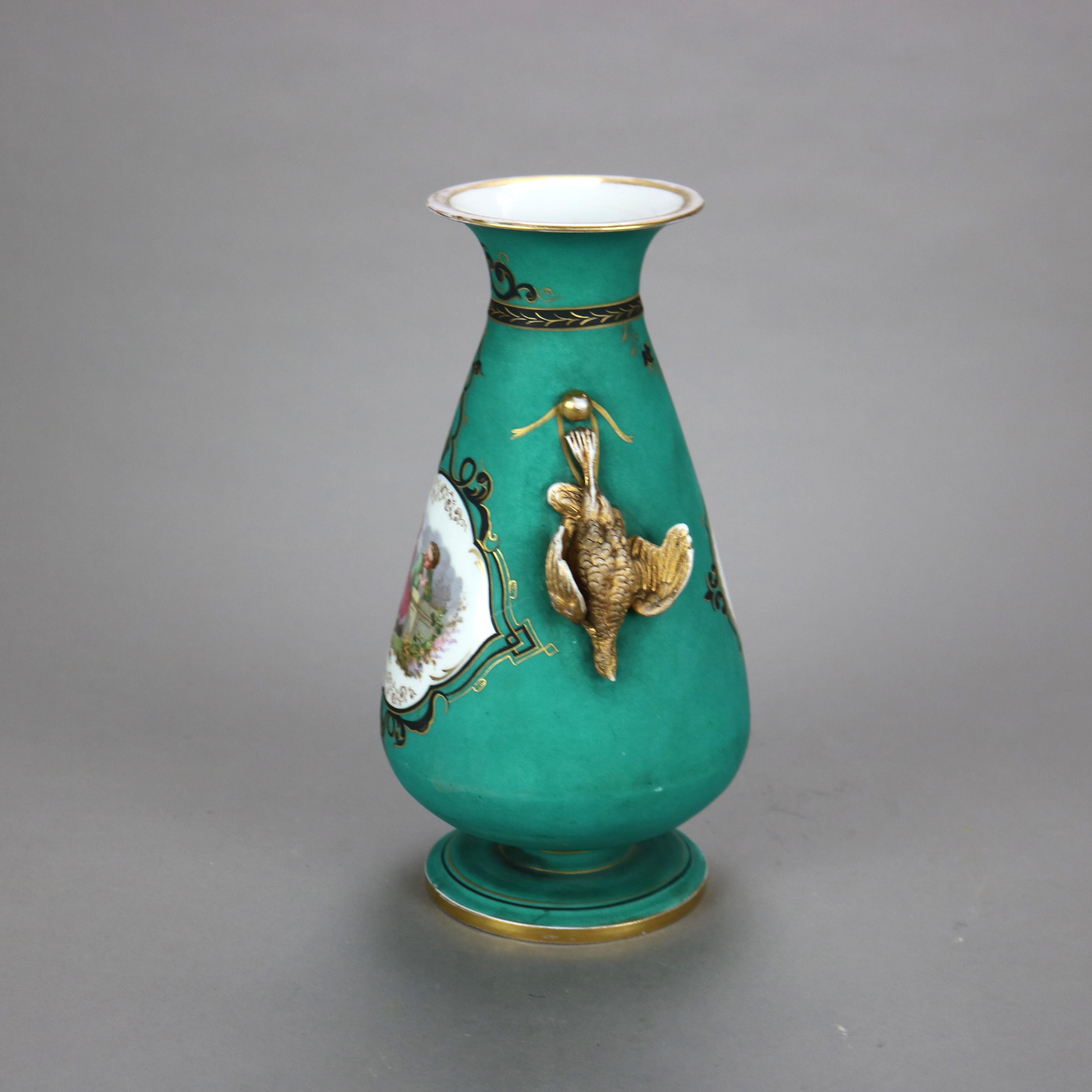 Antique French Jarrón de Porcelana Figurada y Dorada Pintado a Mano con Asas de Faisán Dorado en venta
