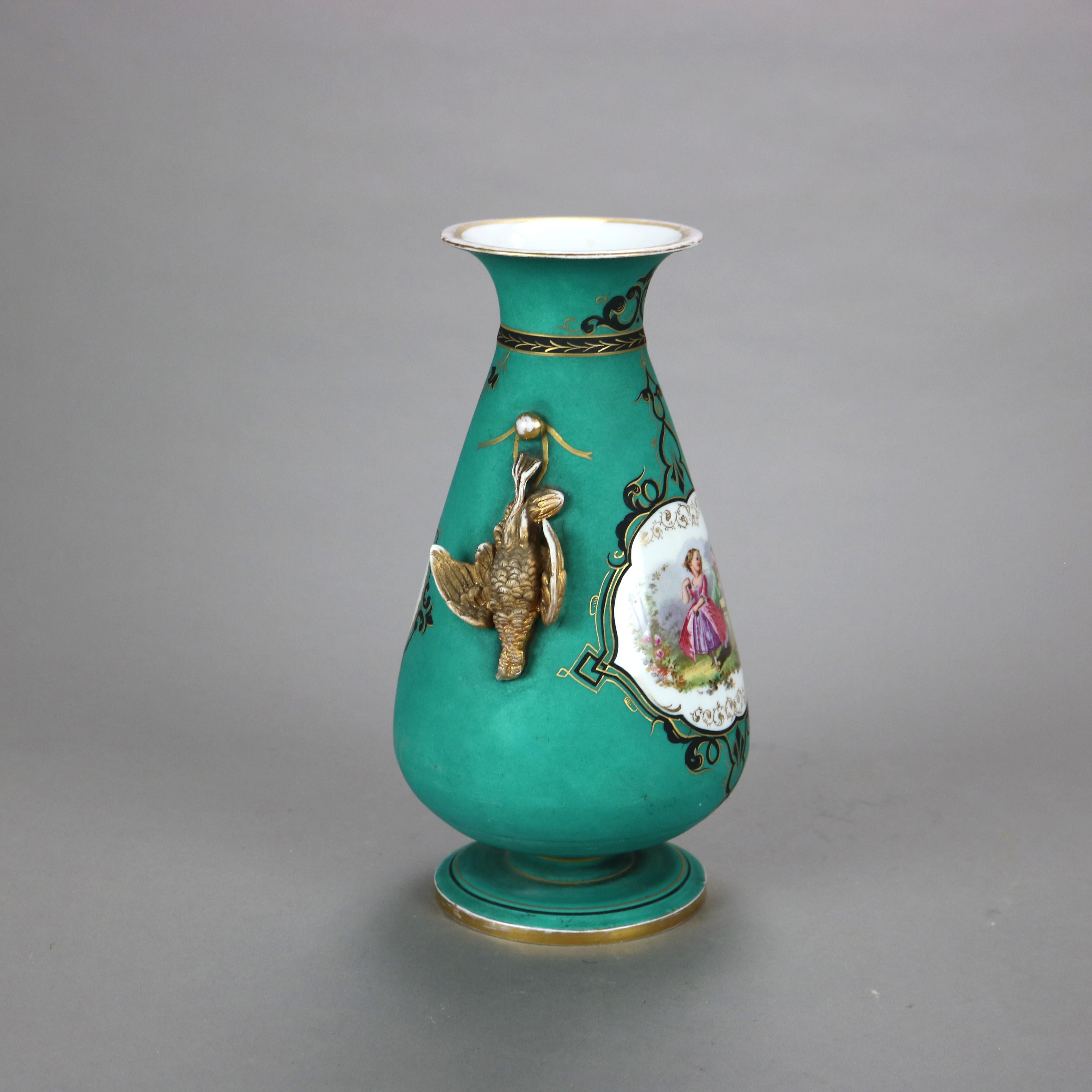 Antique French Jarrón de Porcelana Figurada y Dorada Pintado a Mano con Asas de Faisán siglo XIX en venta