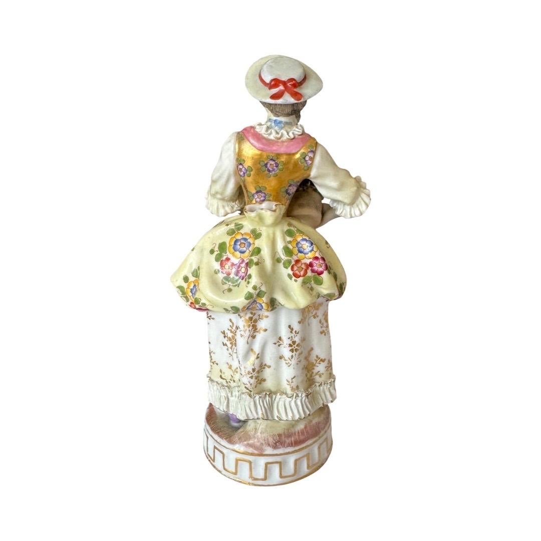 Una rara e splendida statuetta in porcellana di Eugène Marx Clauss, uno dei nomi più rispettati della porcellana francese del XIX secolo. Prodotto nel 1880, questo pezzo finemente dettagliato esemplifica l'eccezionale maestria e raffinatezza per cui
