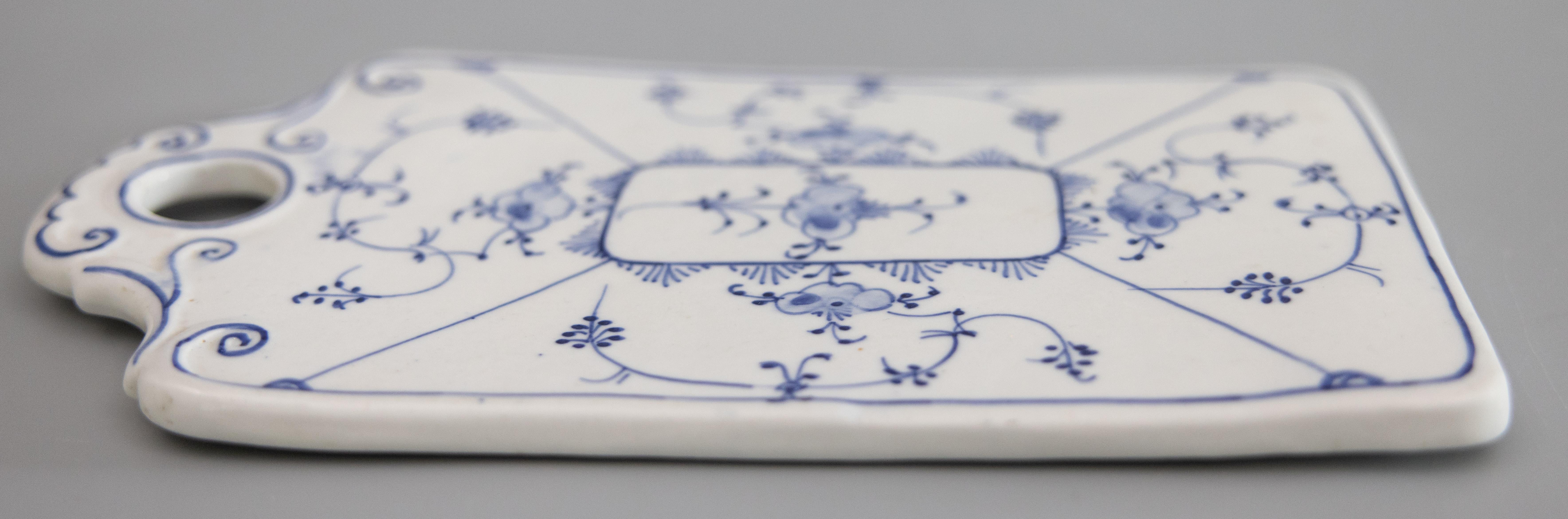 A charming antique French Country style hand painted porcelain blue and white floral cheese charcuterie or butter board. This lovely cutting board would be perfect displayed in a kitchen, breakfast room, or hung on a wall.

DIMENSIONS
10ʺW × 0.25ʺD