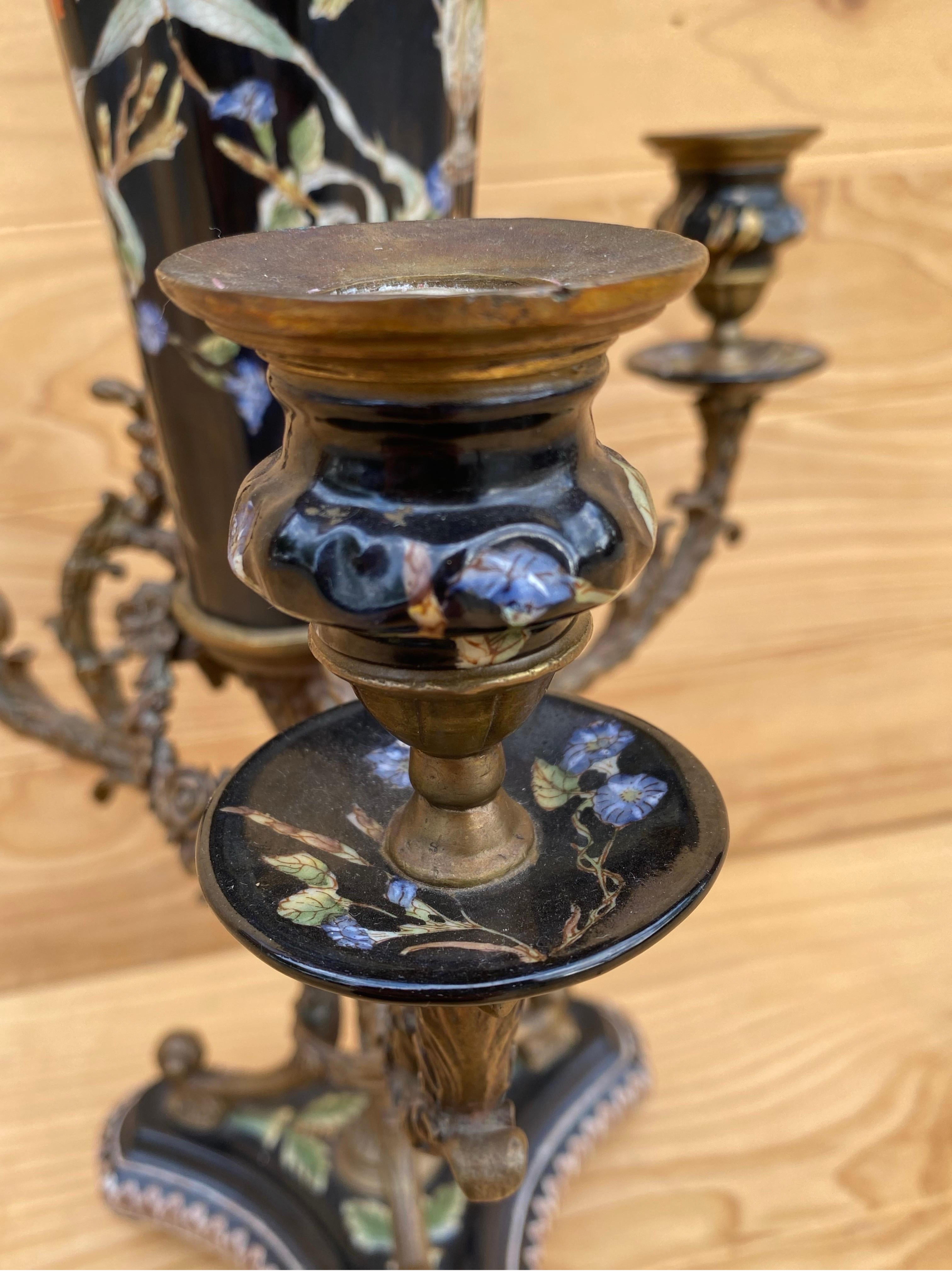 Antike französische Porzellan-Blumenvase mit Messing-Kandelaber

Kombinieren Sie Ihren Kandelaber und Ihre Blumenvase in einem eleganten Stück. Die zentrale Vase hat einen geriffelten Deckel und ist mit schönen handgemalten Blumen bedeckt. Die Vase
