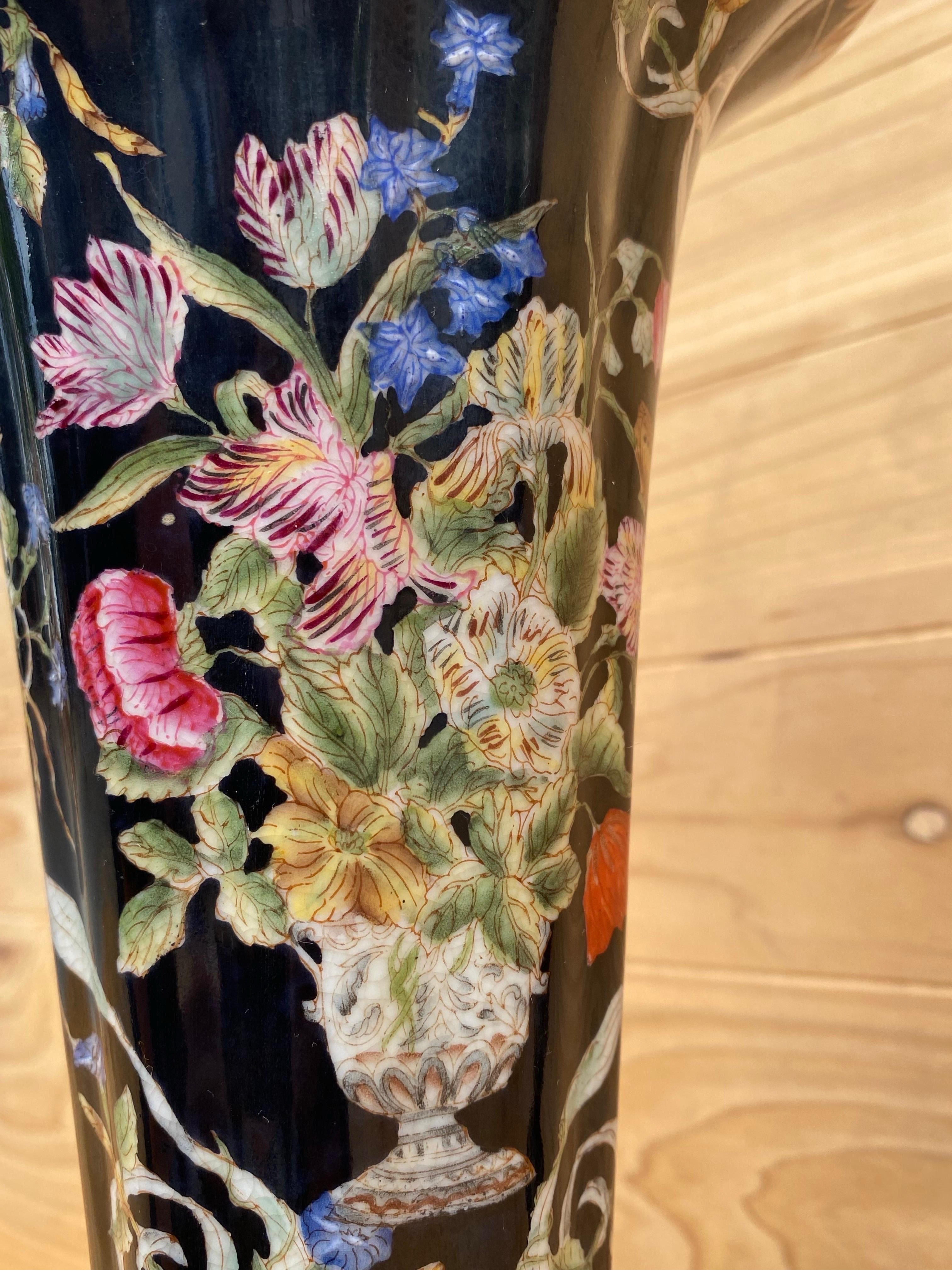 Antike französische Porzellan-Blumenvase mit Messing-Kandelaber im Angebot 1