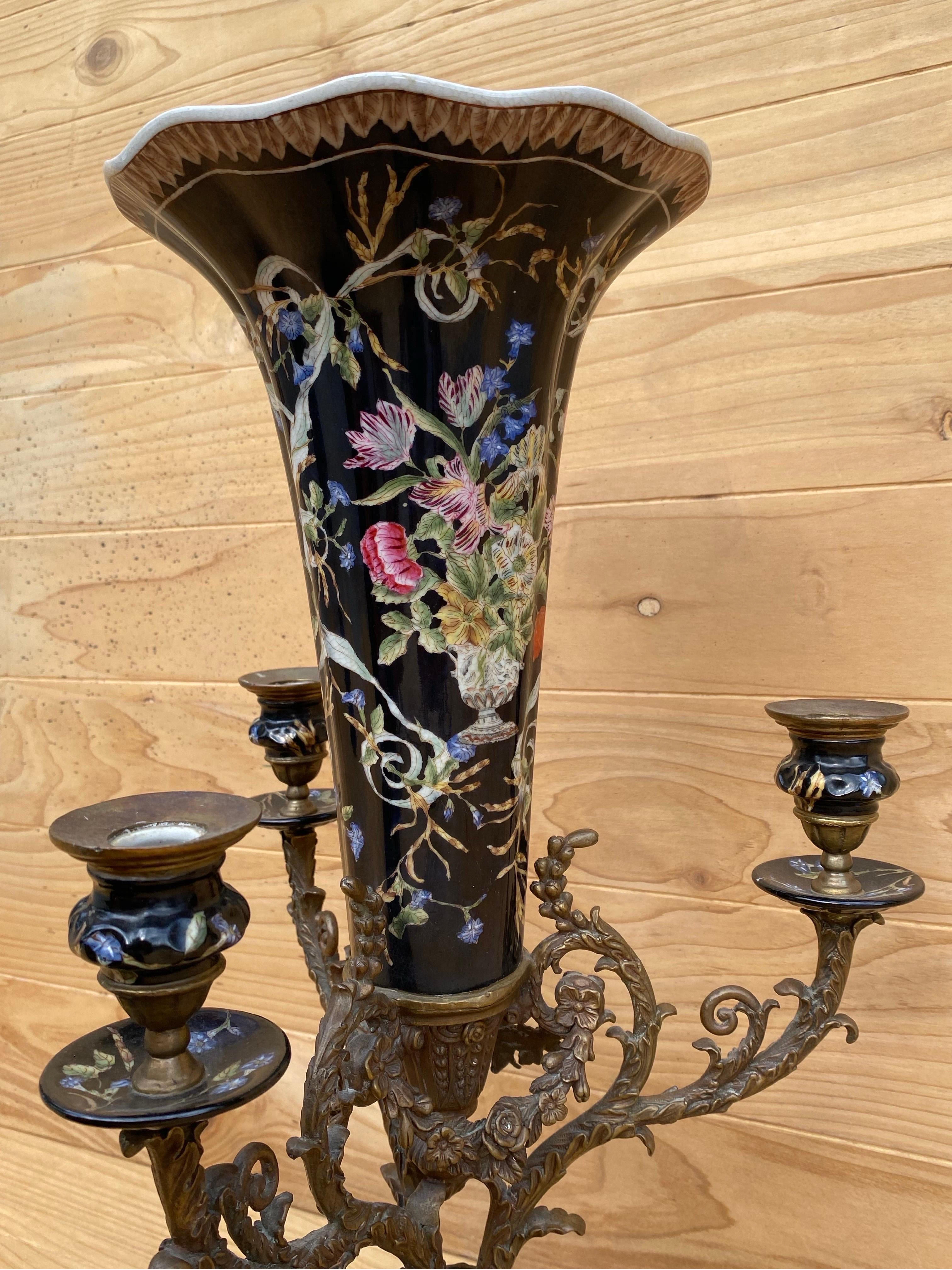 Antike französische Porzellan-Blumenvase mit Messing-Kandelaber im Angebot 2
