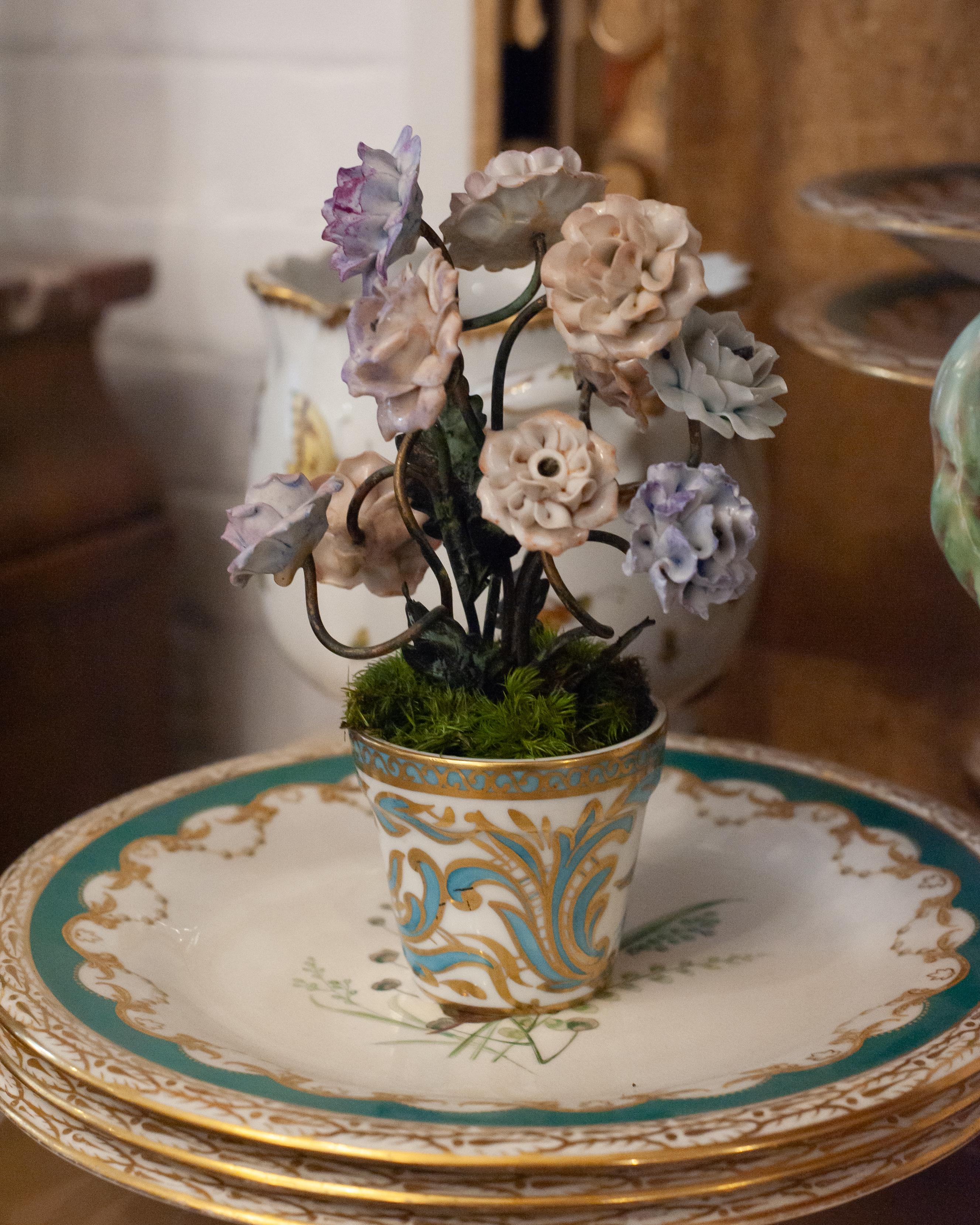 Francese Antique French Fiori in porcellana in un vaso di porcellana in vendita