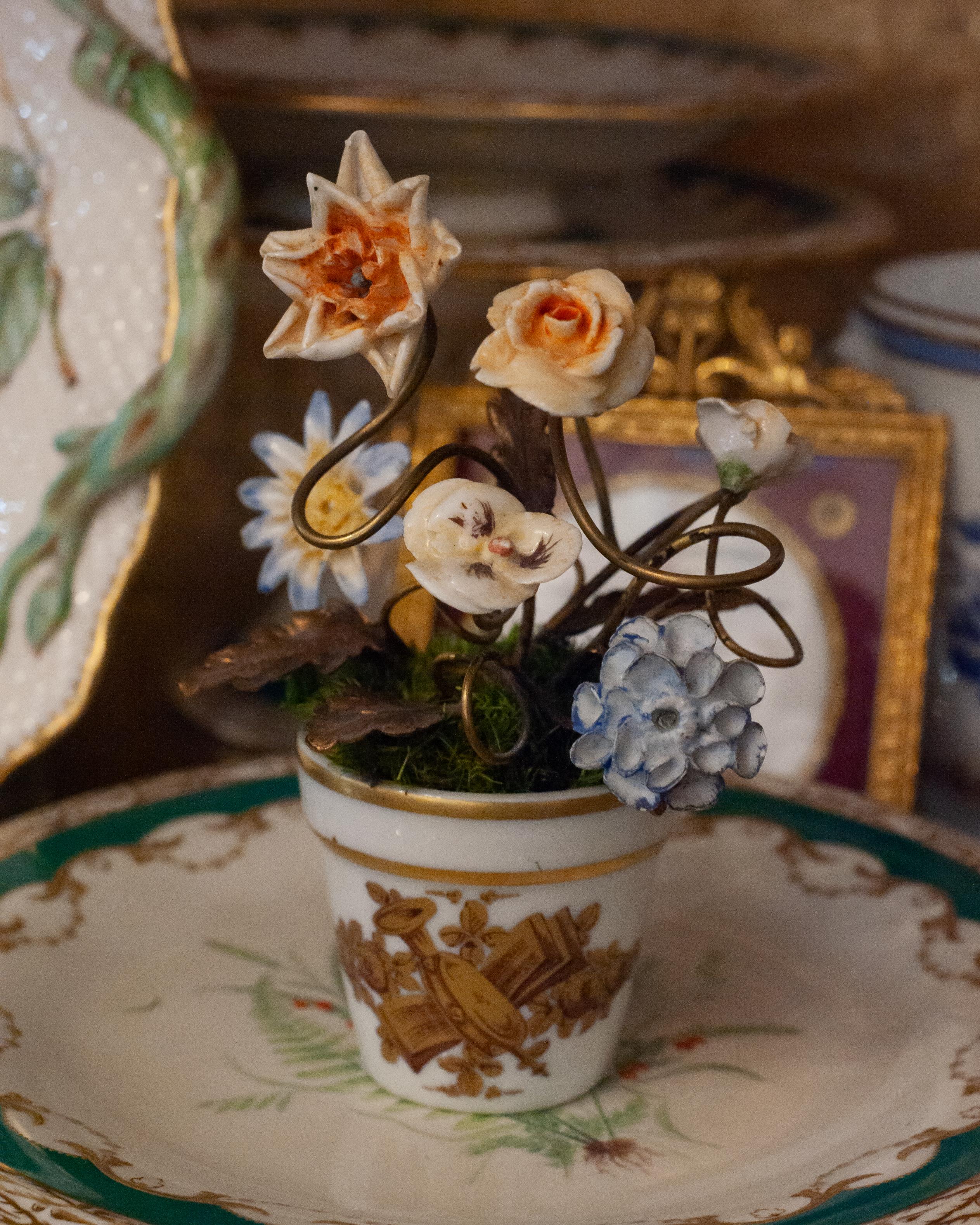 Francese Antique French Fiori in porcellana in un vaso di porcellana in vendita