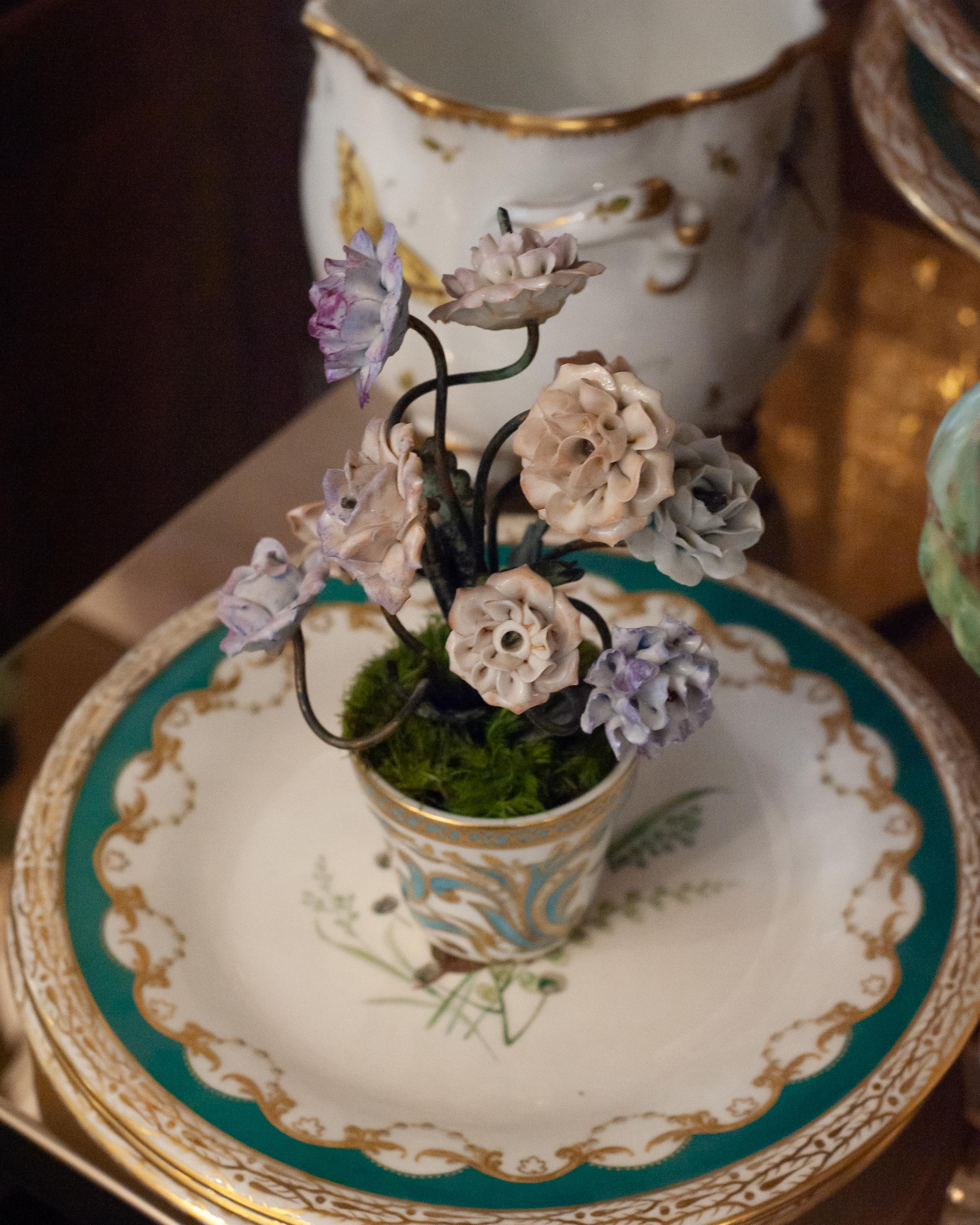 Smaltato Antique French Fiori in porcellana in un vaso di porcellana in vendita