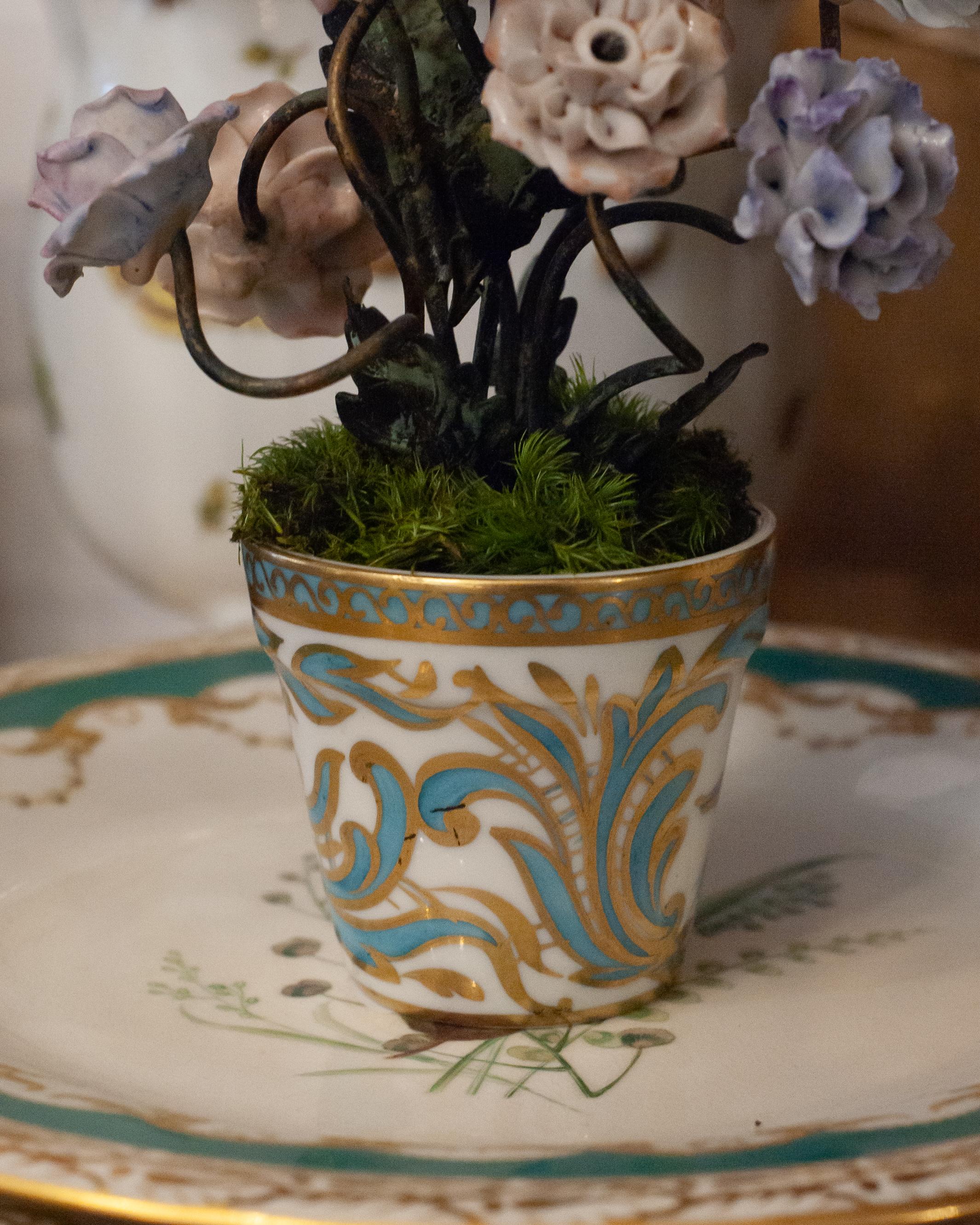 Antique French Fiori in porcellana in un vaso di porcellana In condizioni buone in vendita a Toronto, ON