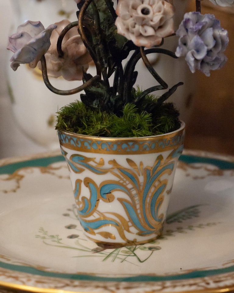 Antique French Porzellan Blumen in einem Porzellantopf im Angebot bei 1stDibs Deutschland