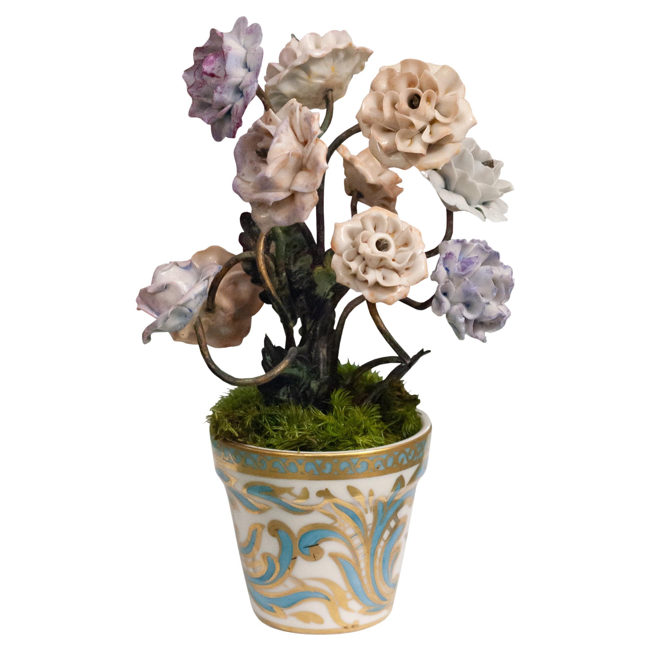 Antique French Fiori in porcellana in un vaso di porcellana