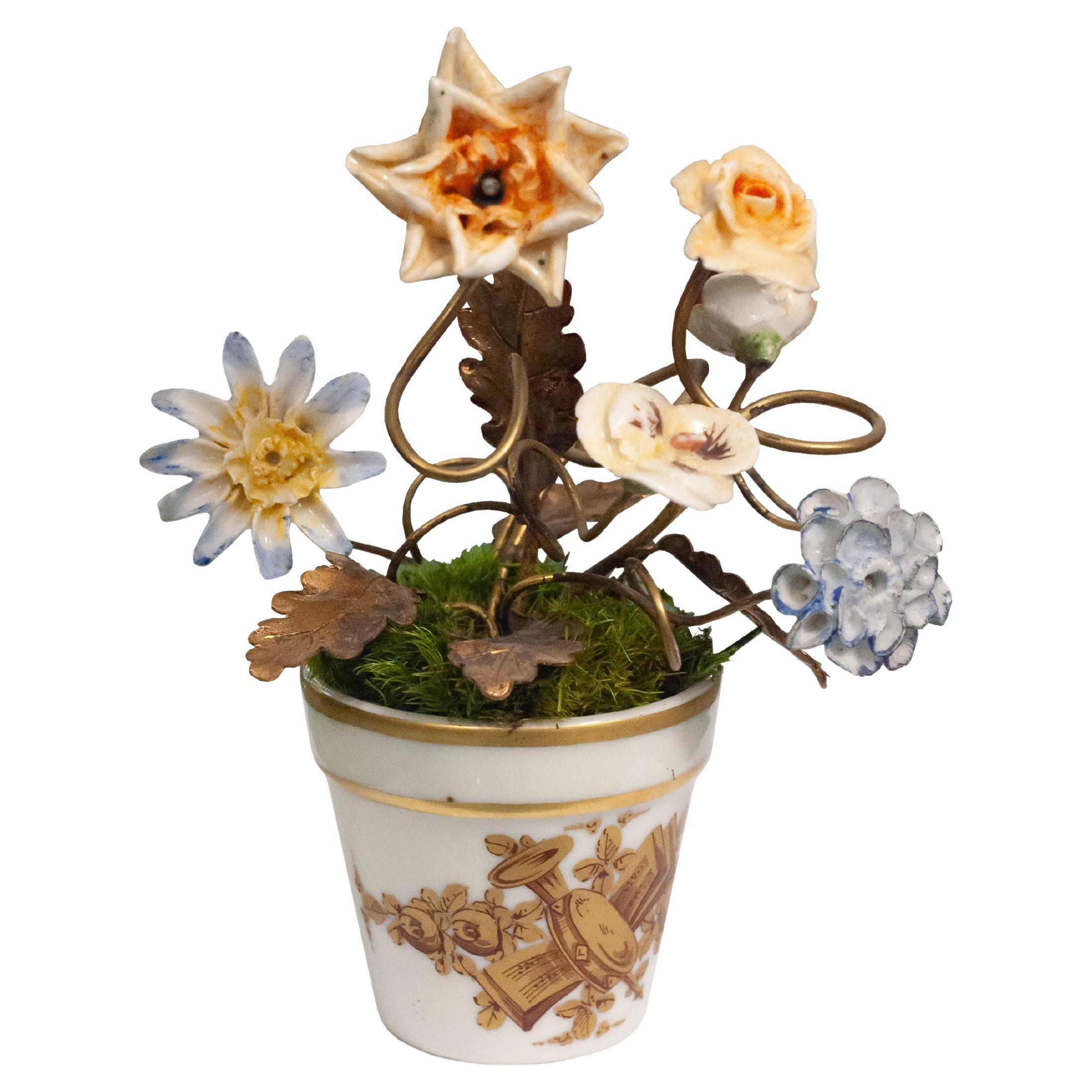 Antique French Fiori in porcellana in un vaso di porcellana