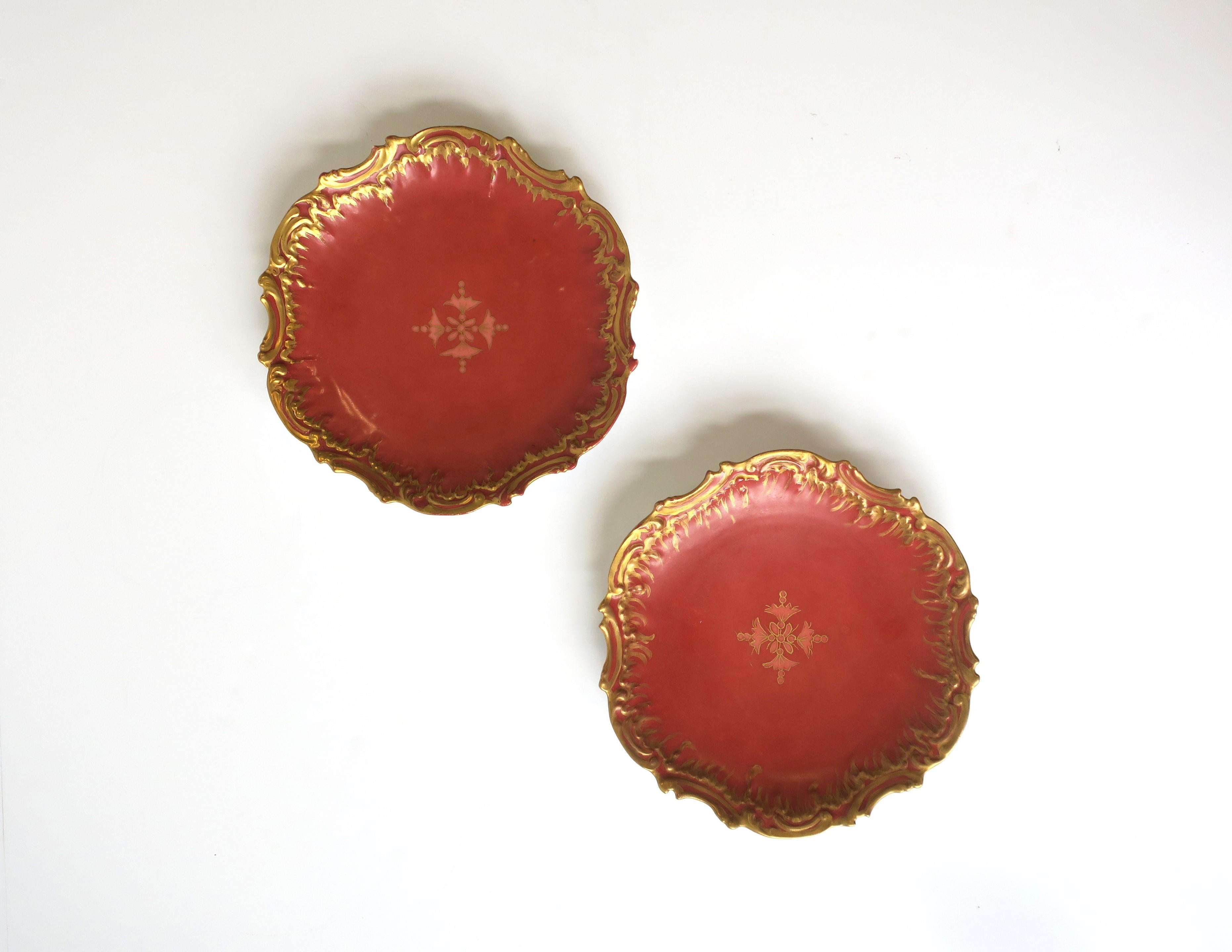 Français Assiettes anciennes en porcelaine française de couleur or, rose et terre cuite, lot de 2 en vente