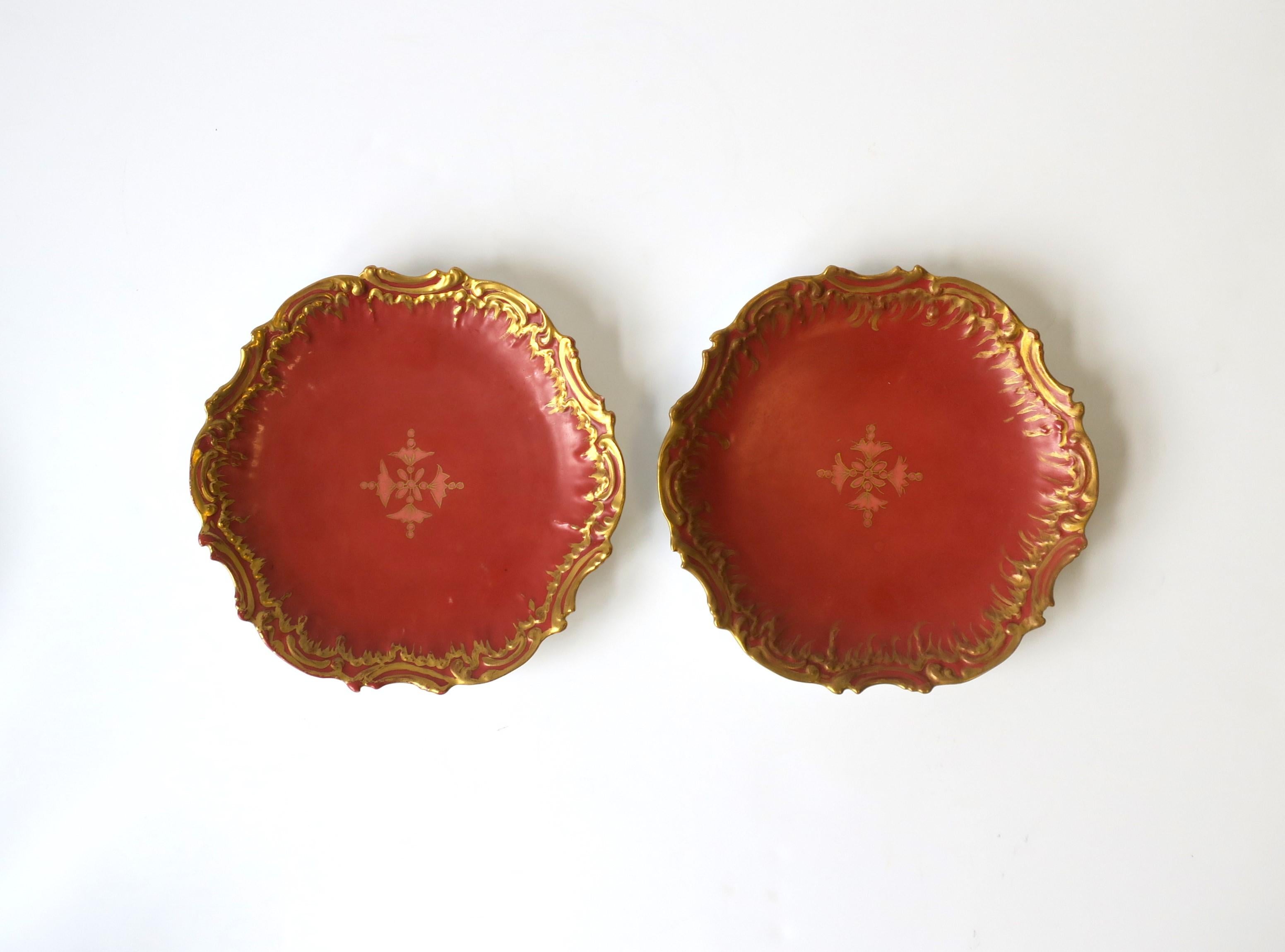Peint à la main Assiettes anciennes en porcelaine française de couleur or, rose et terre cuite, lot de 2 en vente