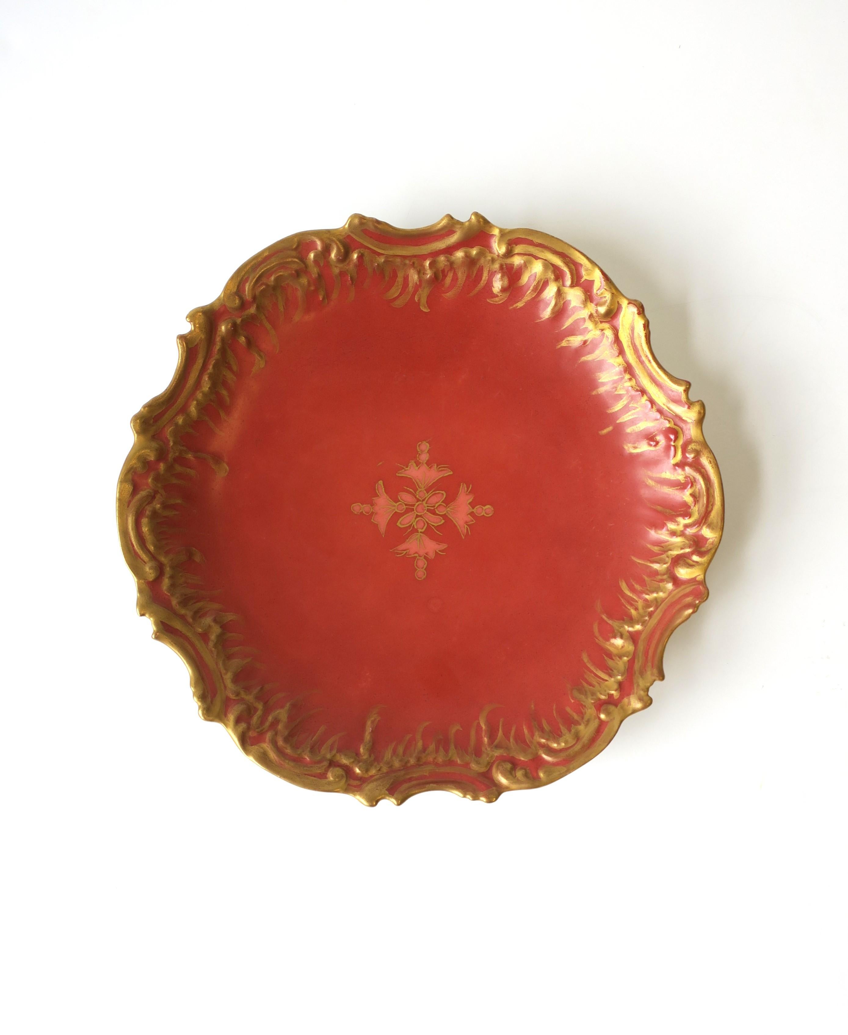XIXe siècle Assiettes anciennes en porcelaine française de couleur or, rose et terre cuite, lot de 2 en vente