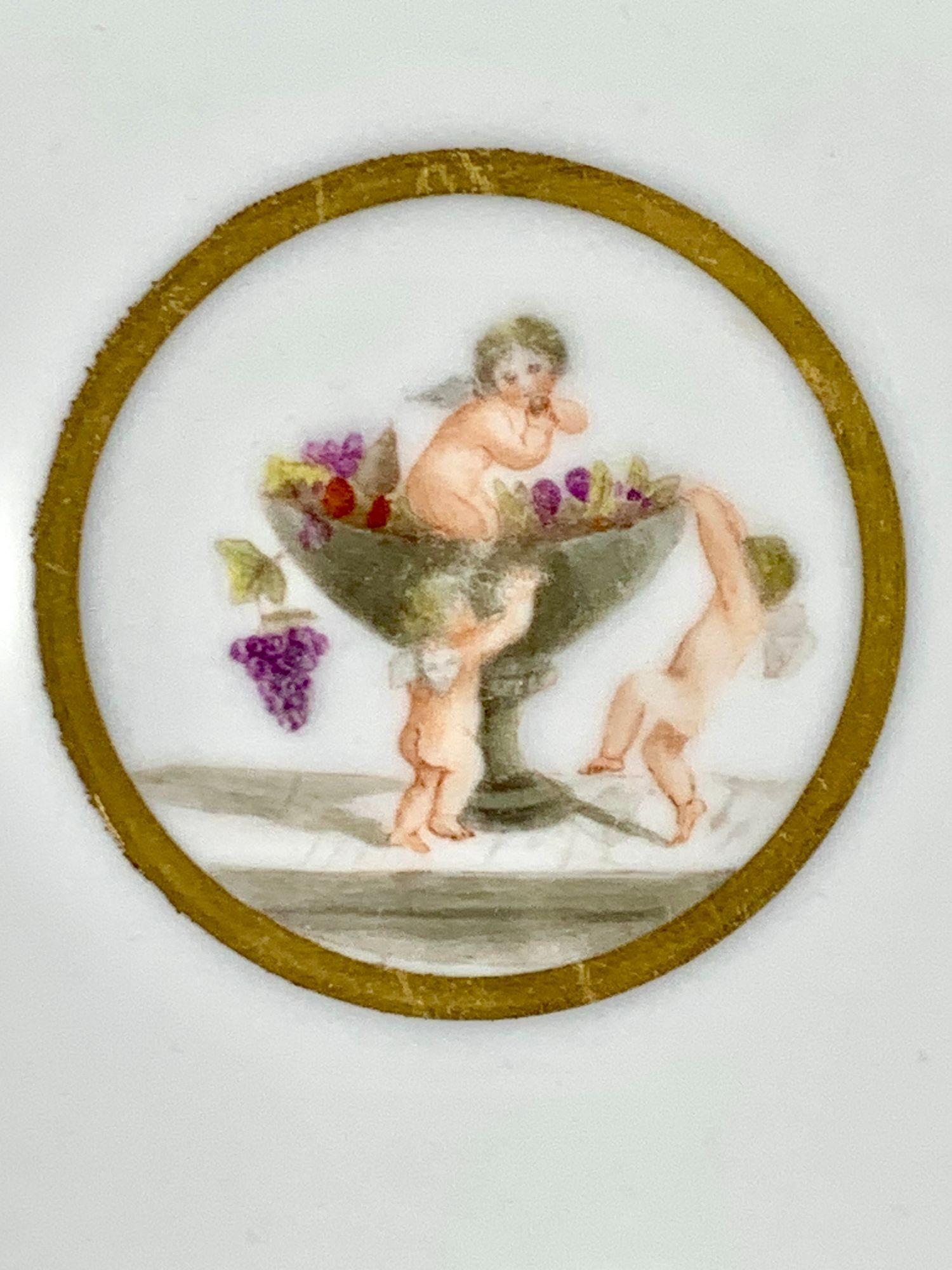 La decorazione di questo piatto in porcellana dura francese è stata dipinta a mano in Inghilterra nel 1825 circa da Caroline Leigh, che ha firmato il lato inferiore del piatto.
Il design neoclassico è incentrato su un bellissimo tondo che mostra tre