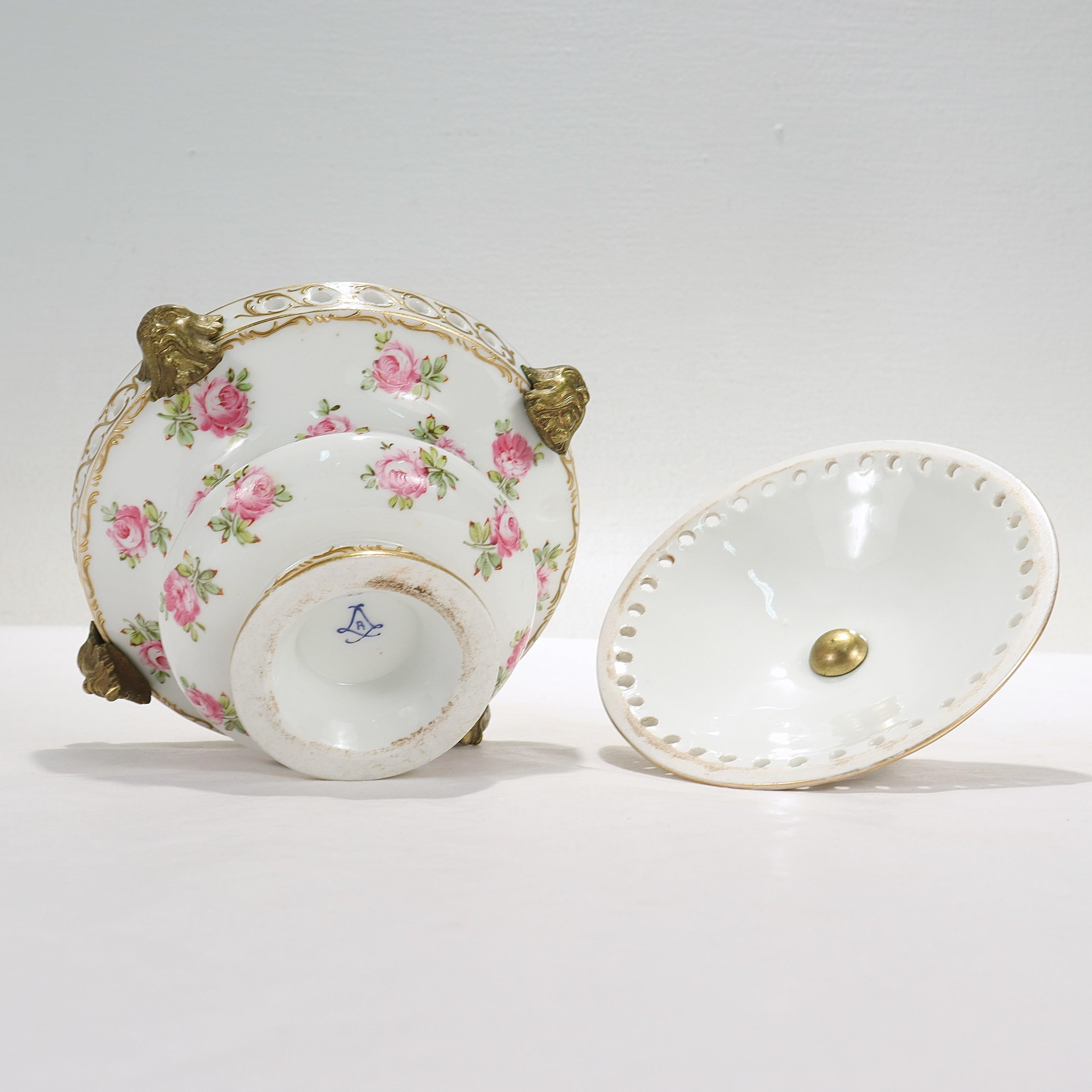Pot-pourri Cache-pot ancien en porcelaine de Sèvres monté sur bronze en vente 4