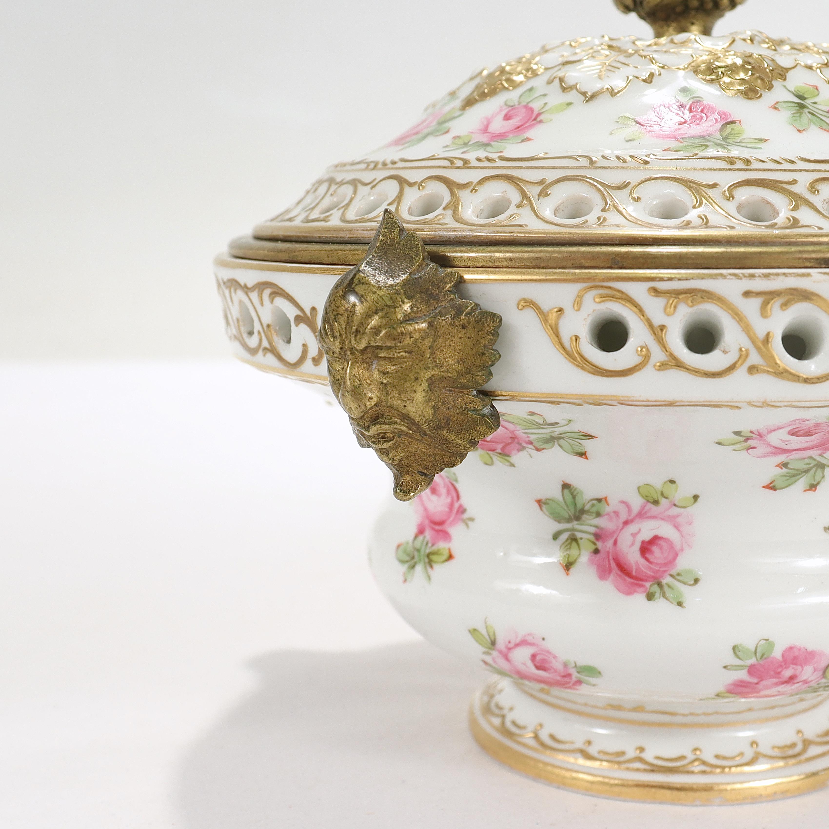 Pot-pourri Cache-pot ancien en porcelaine de Sèvres monté sur bronze en vente 10