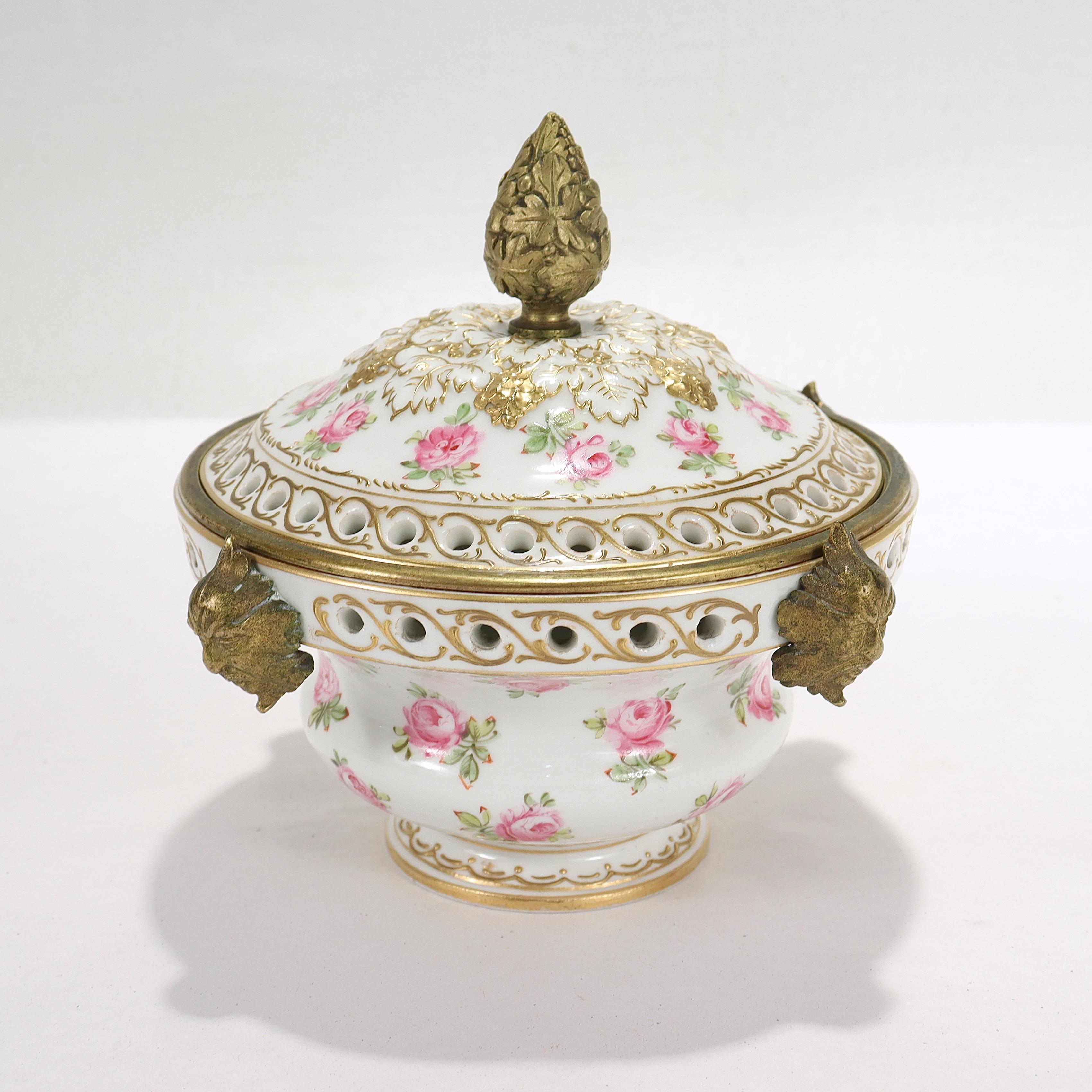 Rococo Pot-pourri Cache-pot ancien en porcelaine de Sèvres monté sur bronze en vente