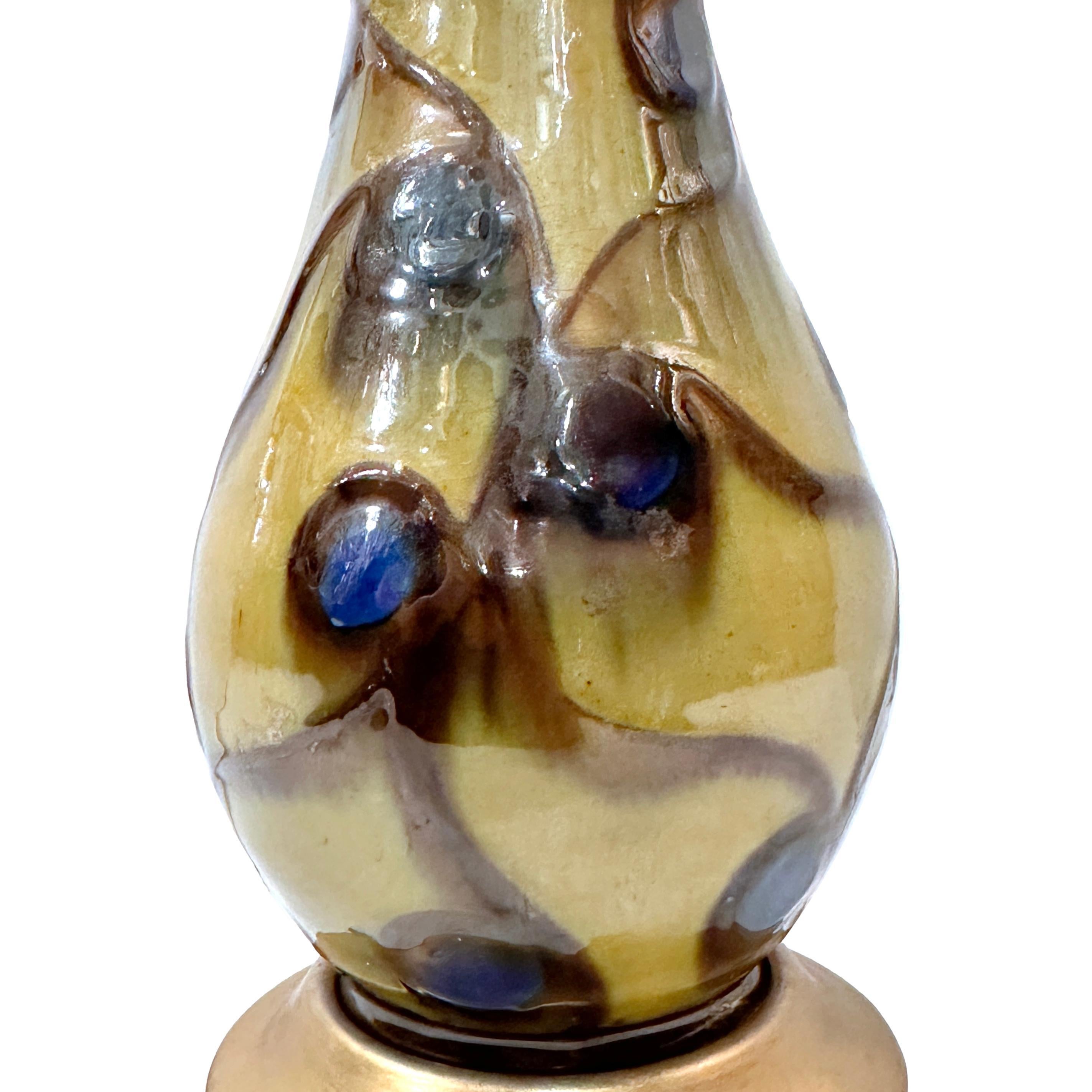 Lampe en porcelaine française unique datant des années CIRCA.

Mesures :
Hauteur du corps : 9