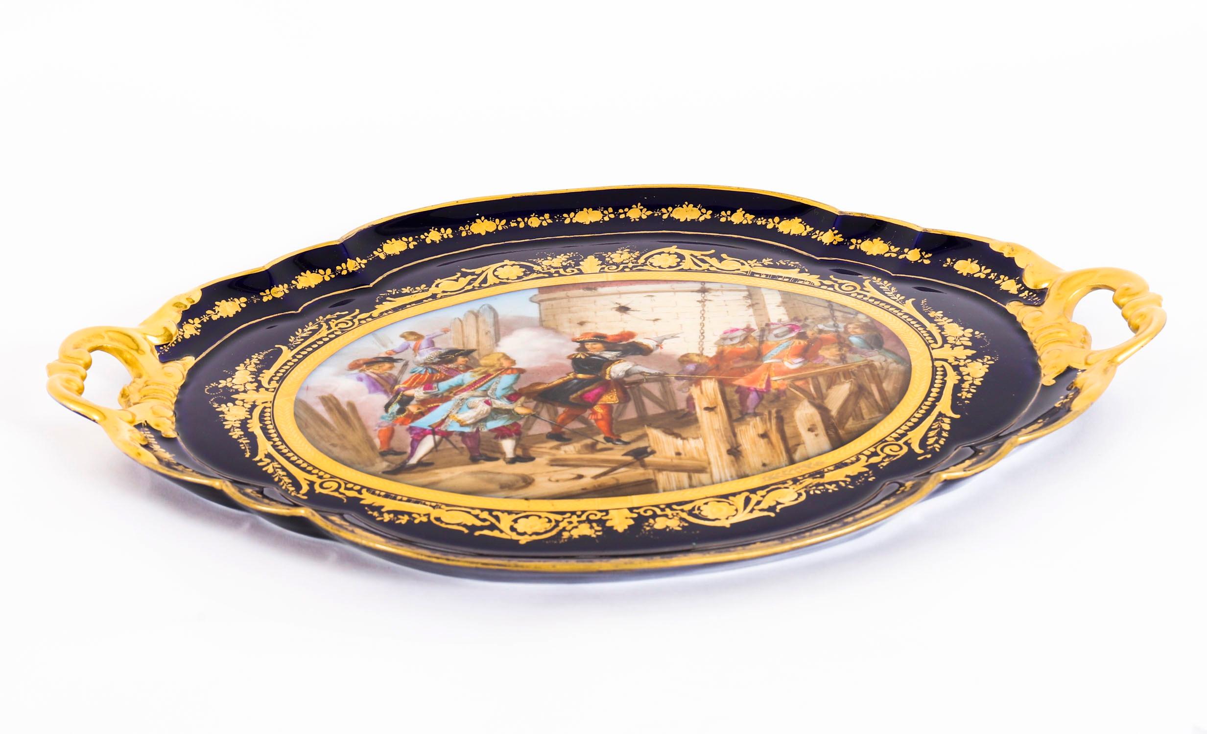 Voici un fabuleux plateau ovale à deux anses en porcelaine de Sèvres, peint à la main et signé en bas à droite par A Moreau, fin du 19ème siècle.

Magnifiquement peinte à la main et commémorant une scène de bataille de 1677, la 