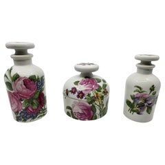 Antique French „Porcelaine de Paris“-3-teiliges Toilettenset, Shabby-Chic-Badezimmer mit Blumenmuster