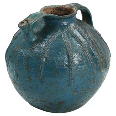 L'ancien pot en noyer de poterie française est d'une couleur bleue rare, sans réparations antérieures