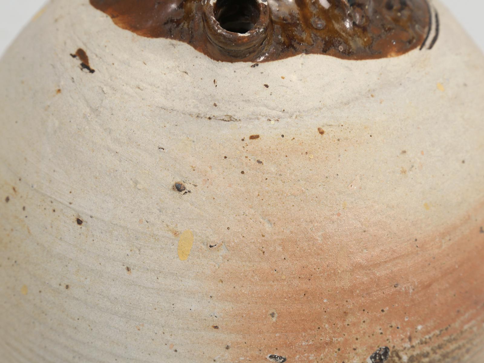 Début du 20ème siècle Pichet ou pichet à eau en poterie française ancienne avec couvercle C1900 Plusieurs à choisir en vente